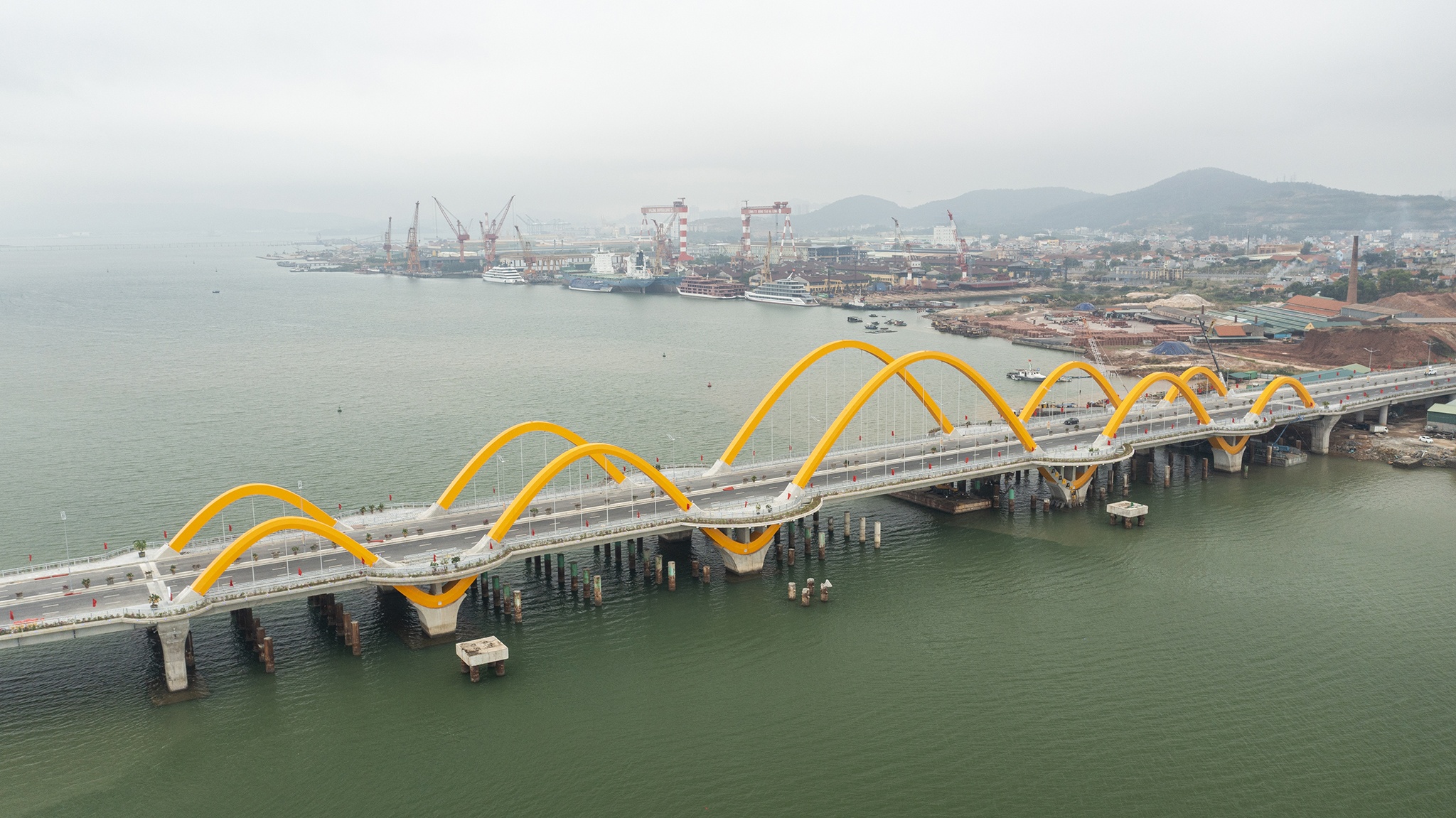 Quang Ninh,  Thu tuong,  Thu tuong Pham Minh Chinh,  cau Tinh Yeu,  cau Cua Luc 1,  duong bao bien Ha Long - Cam Pha,  cong trinh giao thong,  giao thong anh 9