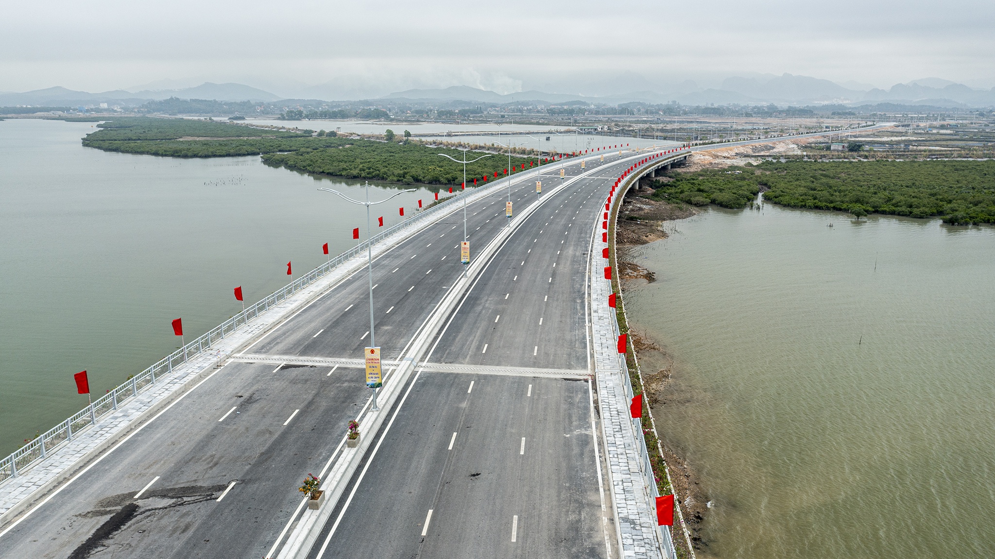 Quang Ninh,  Thu tuong,  Thu tuong Pham Minh Chinh,  cau Tinh Yeu,  cau Cua Luc 1,  duong bao bien Ha Long - Cam Pha,  cong trinh giao thong,  giao thong anh 8