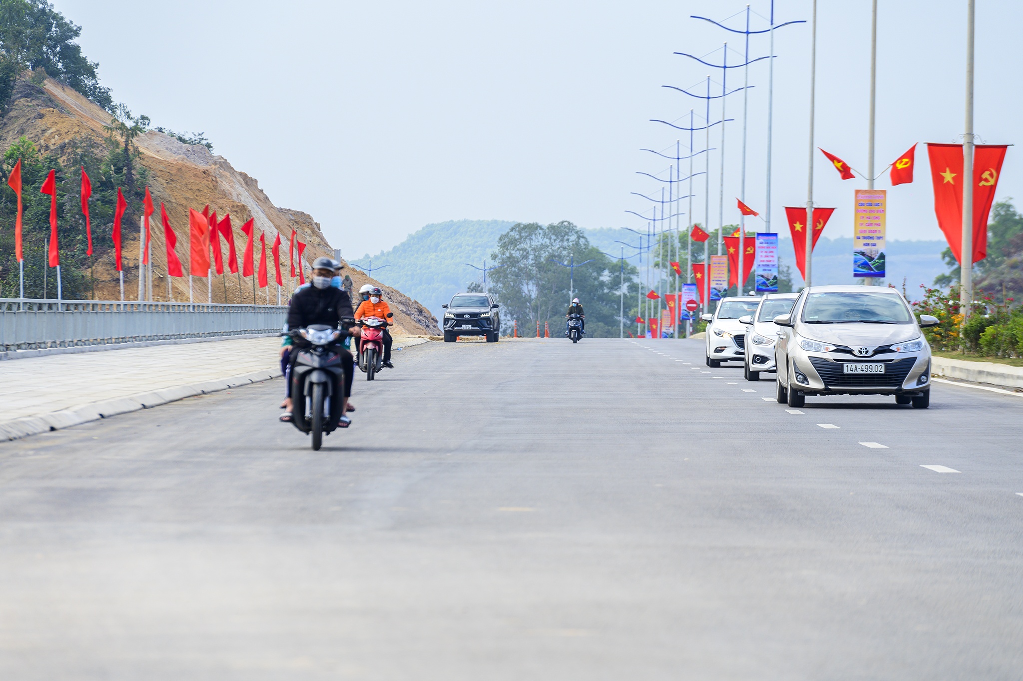 Quang Ninh,  Thu tuong,  Thu tuong Pham Minh Chinh,  cau Tinh Yeu,  cau Cua Luc 1,  duong bao bien Ha Long - Cam Pha,  cong trinh giao thong,  giao thong anh 11