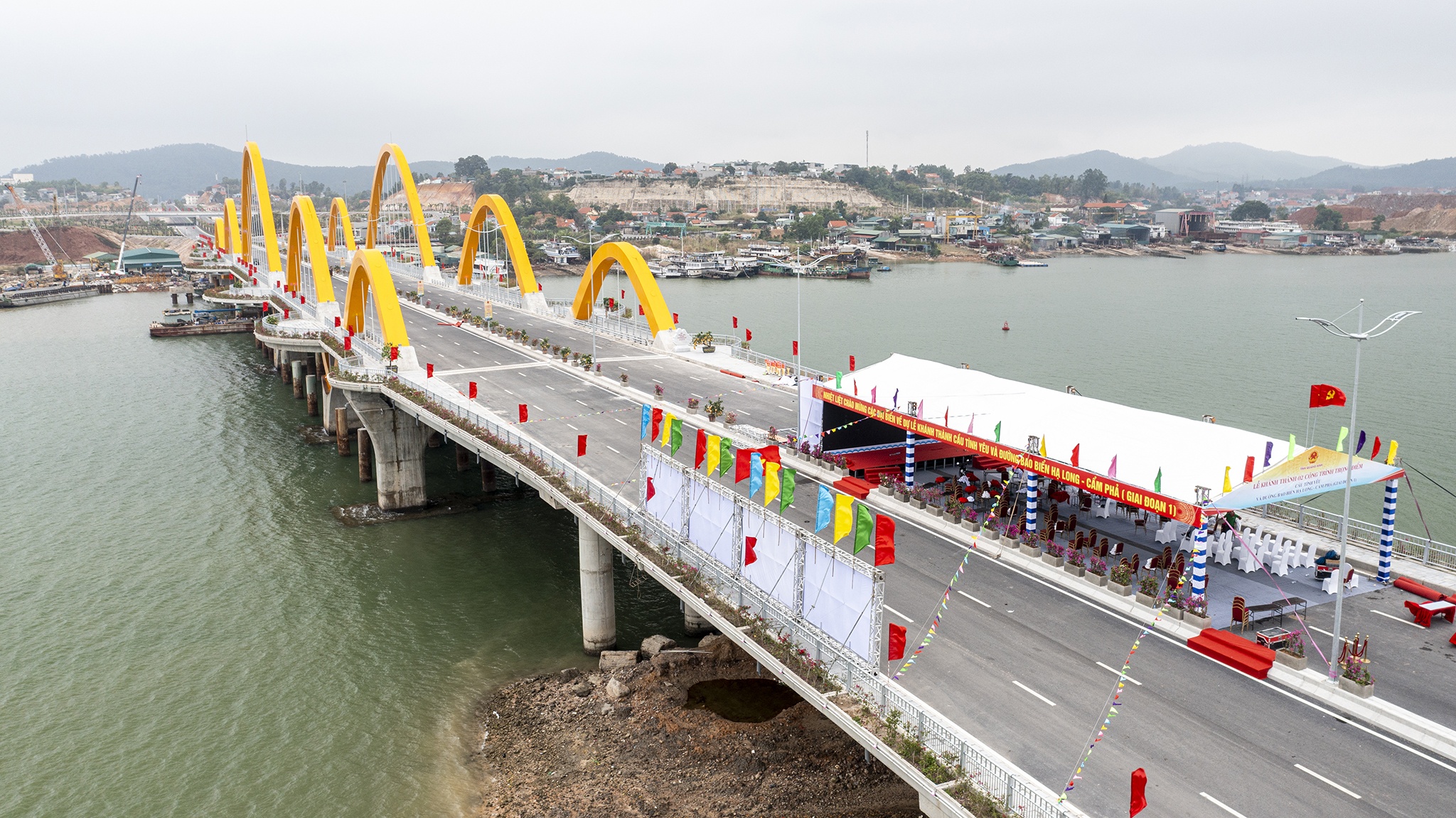 Quang Ninh,  Thu tuong,  Thu tuong Pham Minh Chinh,  cau Tinh Yeu,  cau Cua Luc 1,  duong bao bien Ha Long - Cam Pha,  cong trinh giao thong,  giao thong anh 7