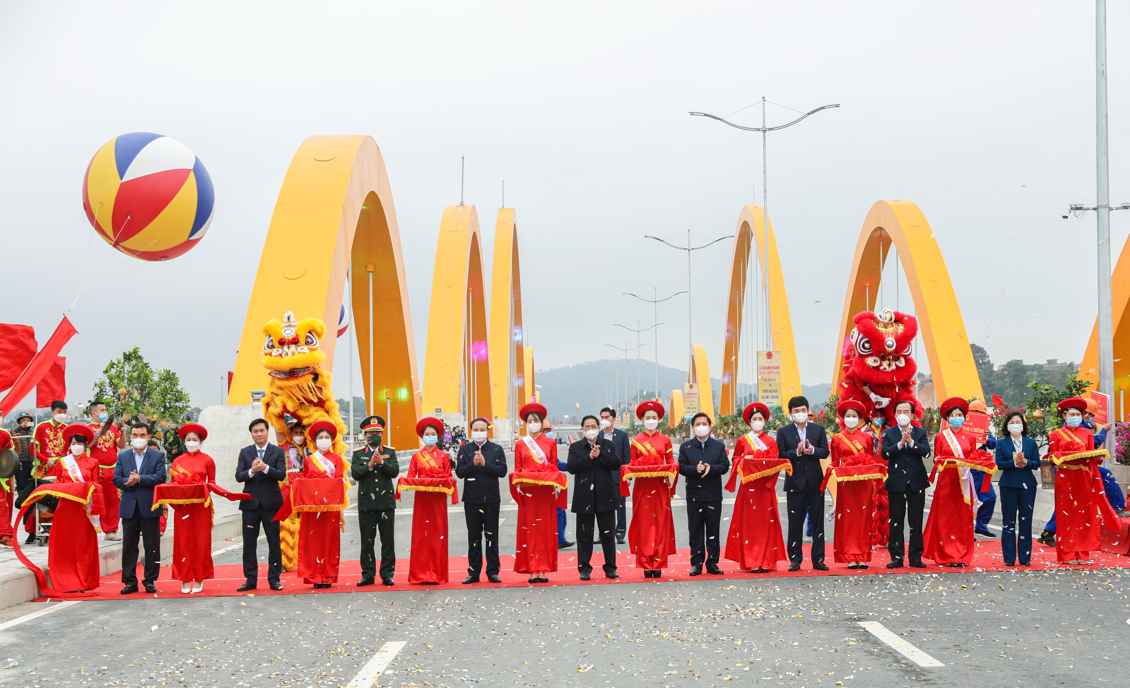 Quang Ninh,  Thu tuong,  Thu tuong Pham Minh Chinh,  cau Tinh Yeu,  cau Cua Luc 1,  duong bao bien Ha Long - Cam Pha,  cong trinh giao thong,  giao thong anh 1
