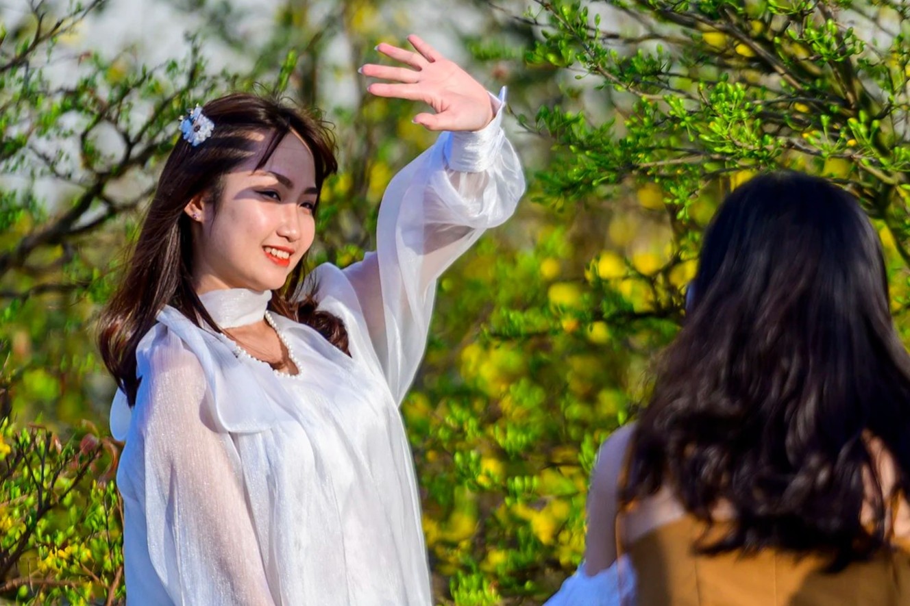 Gioi tre check-in tai cho hoa Tet lon nhat Quang Ninh hinh anh