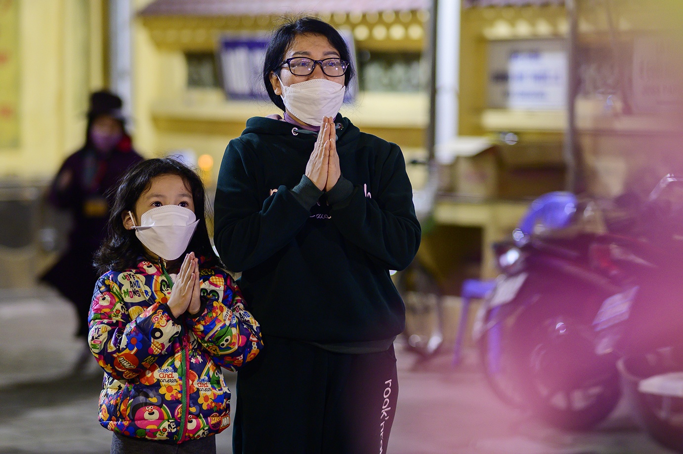 Nguoi dan xep hang vao chua lam le dau nam moi hinh anh