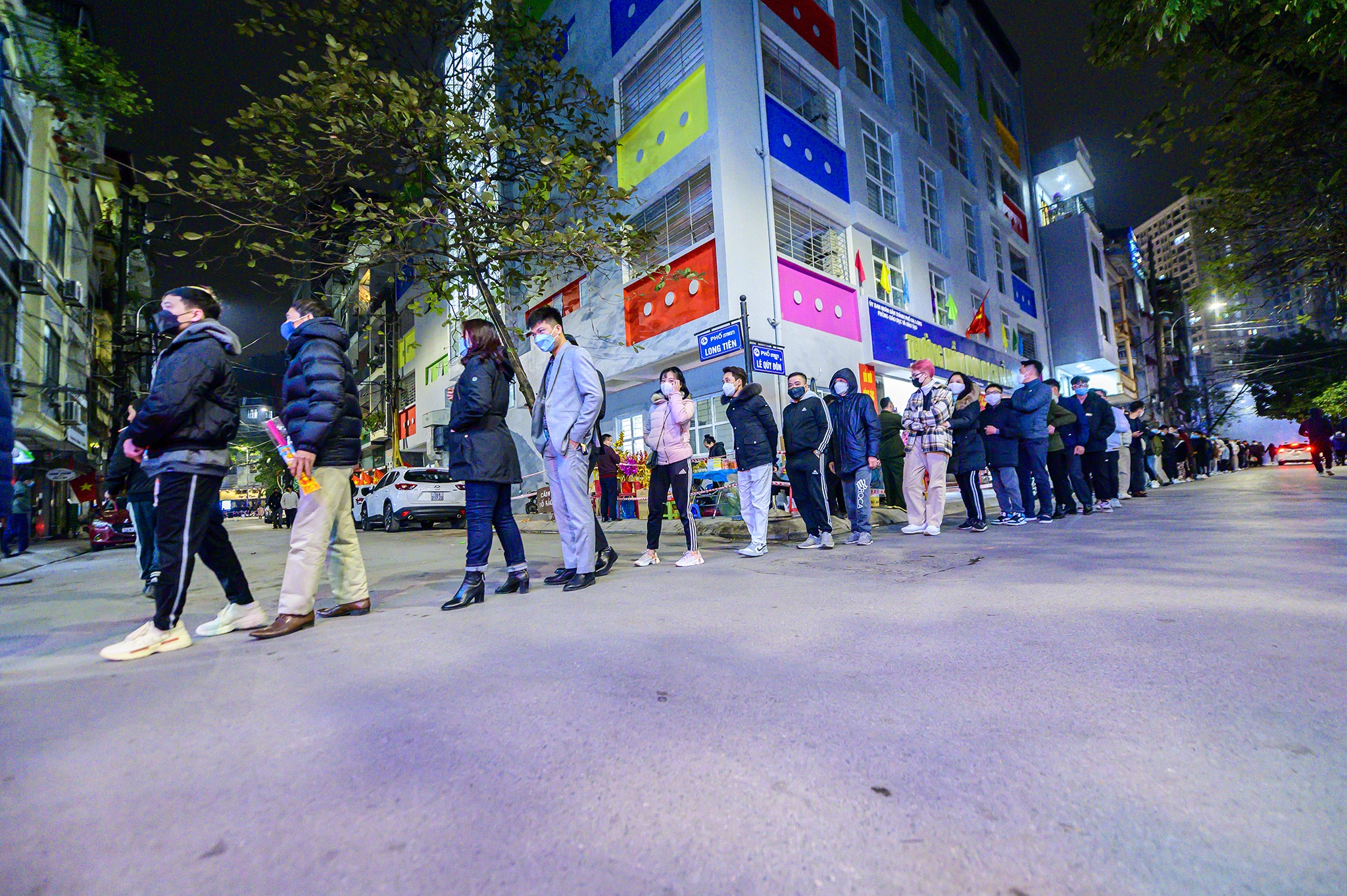 Quang Ninh,  Ha Long,  chua Long Tien,  xep hang,  di le chua dau nam,  phat giao,  le bai anh 10