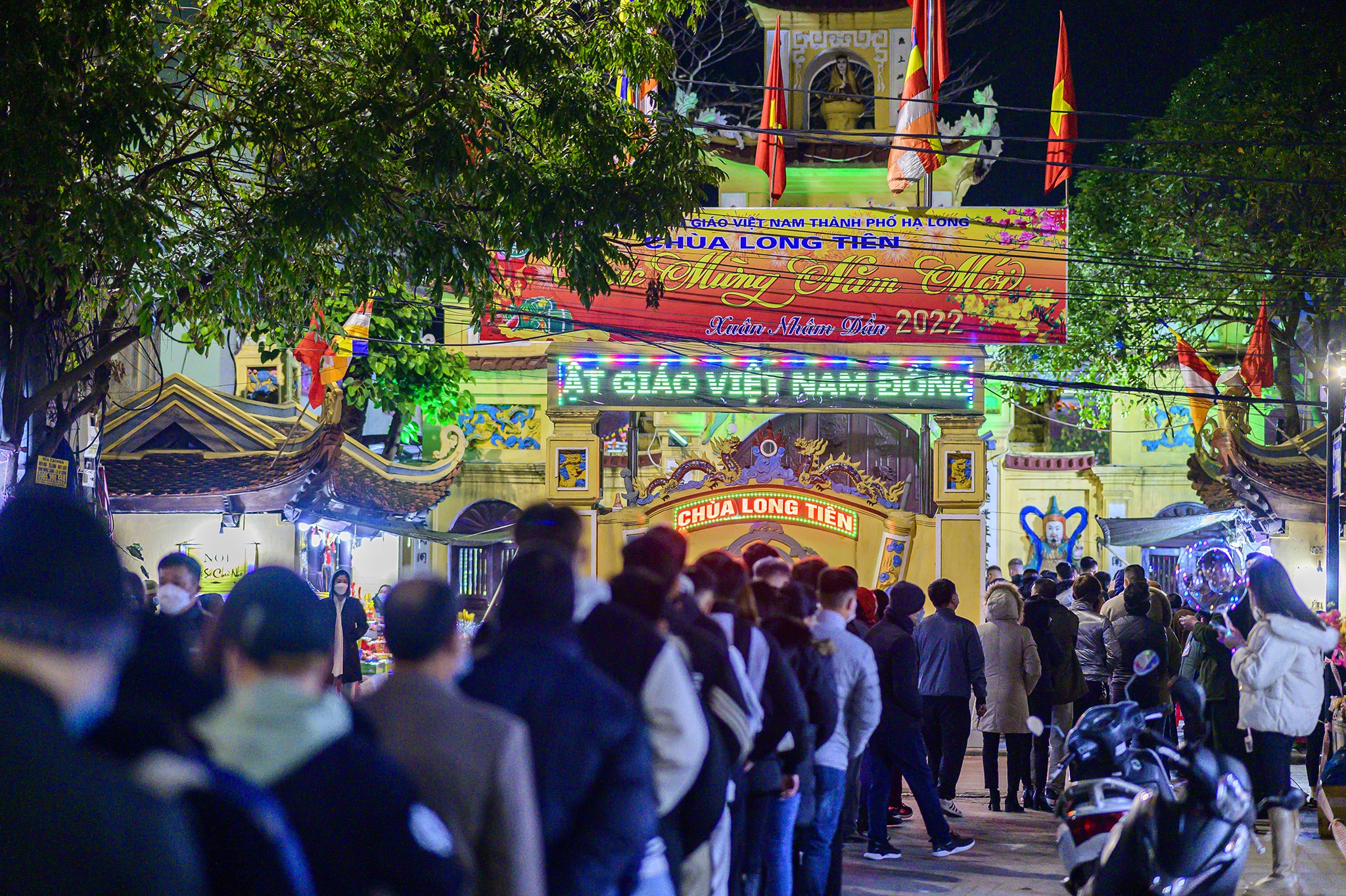 Quang Ninh,  Ha Long,  chua Long Tien,  xep hang,  di le chua dau nam,  phat giao,  le bai anh 3