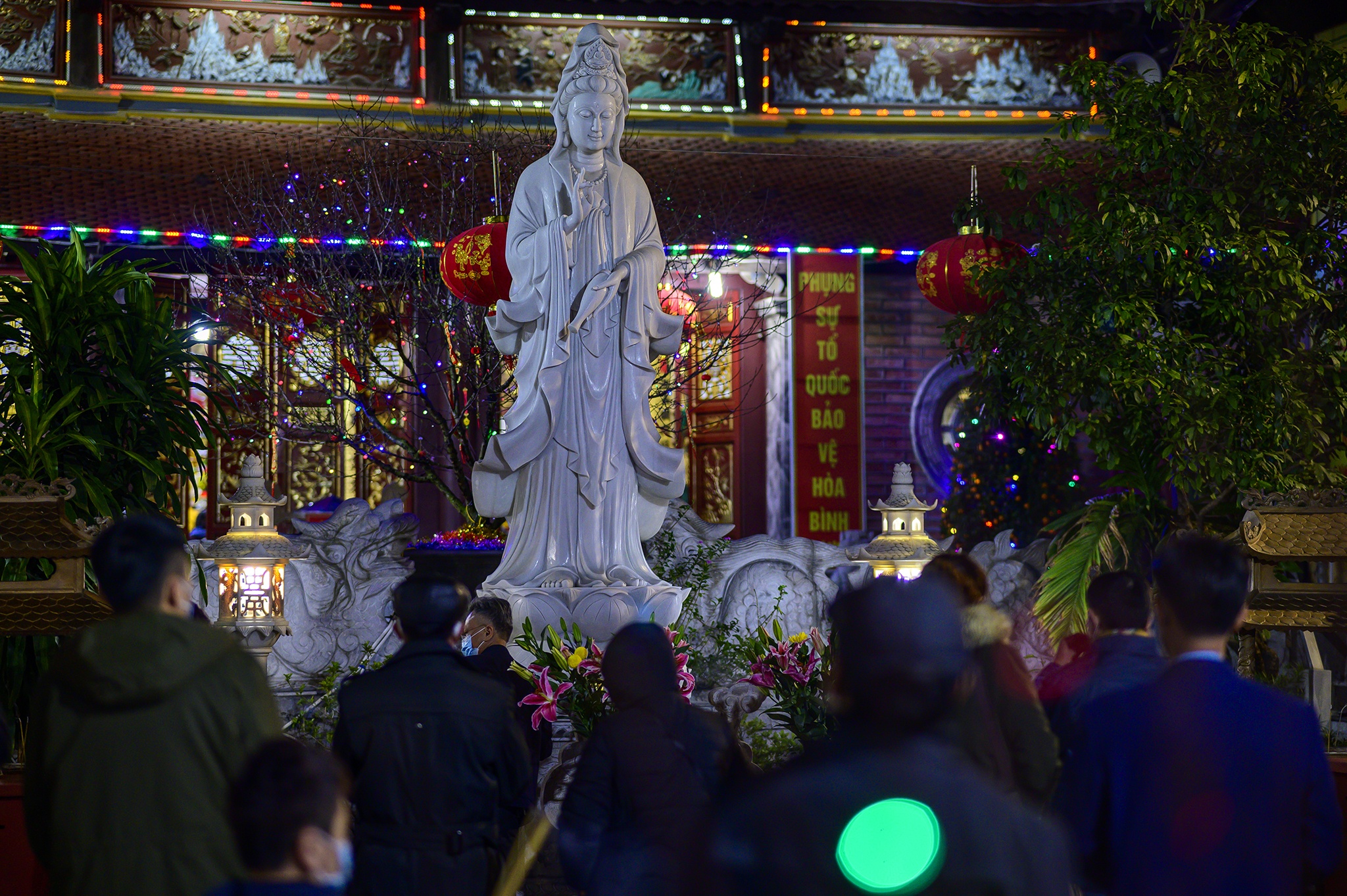 Quang Ninh,  Ha Long,  chua Long Tien,  xep hang,  di le chua dau nam,  phat giao,  le bai anh 6