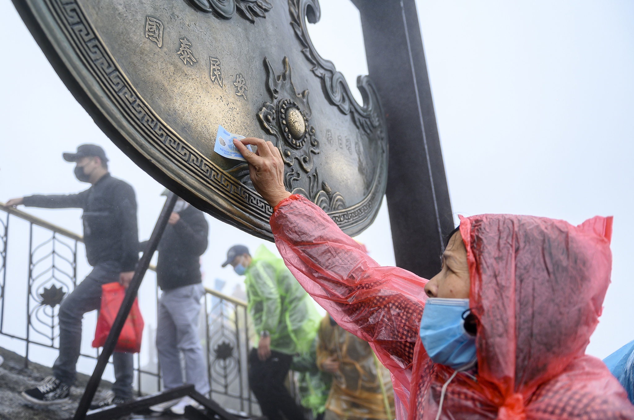 Chen lan le bai, xoa tien len than chua Dong o Yen Tu hinh anh