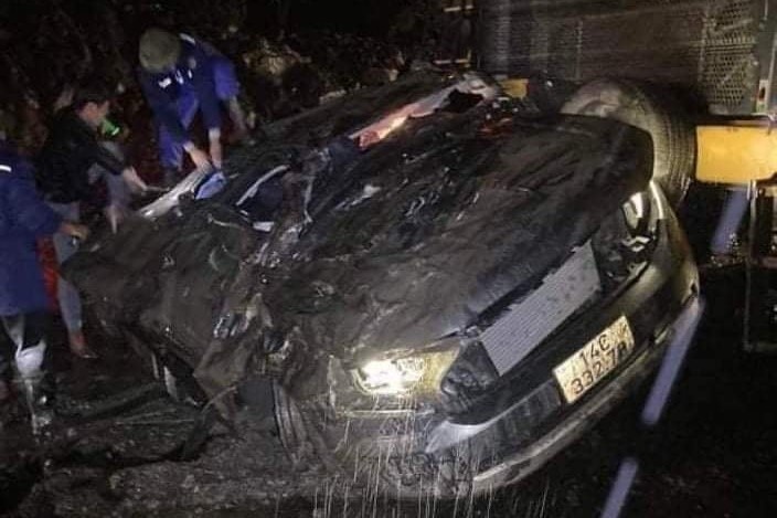 Va cham voi xe hang nang 130 tan, oto ban tai bi vo nat hinh anh