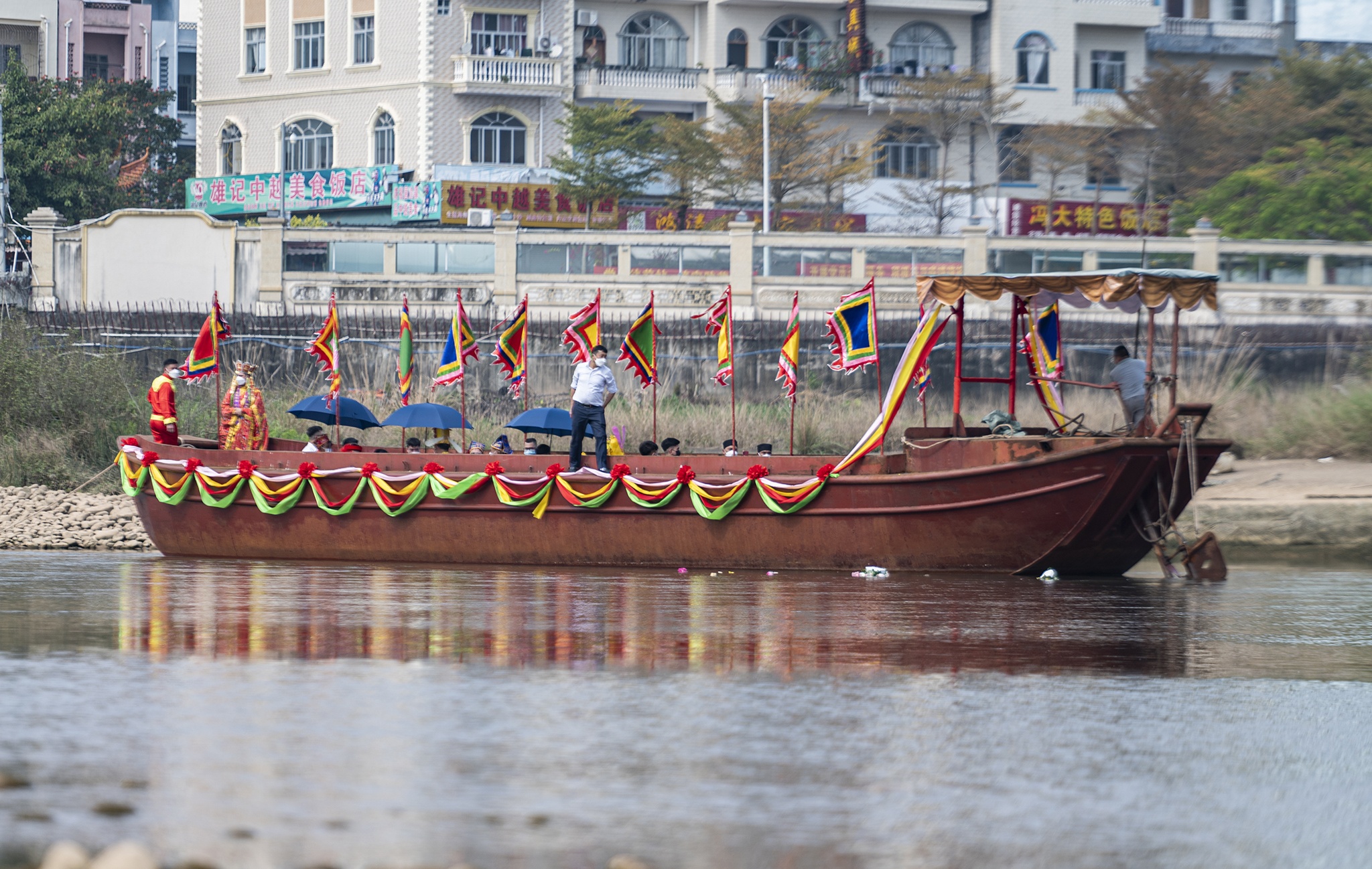 Den Xa Tac,  Quang Ninh,  Trung Quoc,  Xa Tac Dai Vuong,  du khach,  du lich,  song Ka Long anh 4