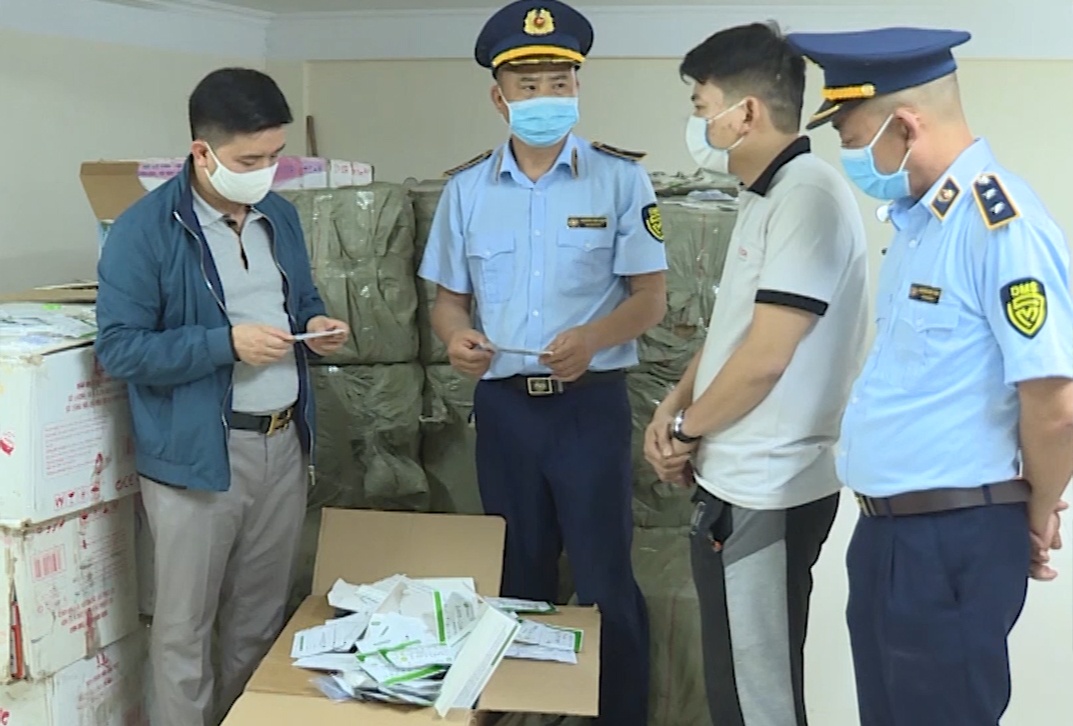 Xe tai cho hon 46.000 kit test Covid-19 khong ro nguon goc hinh anh