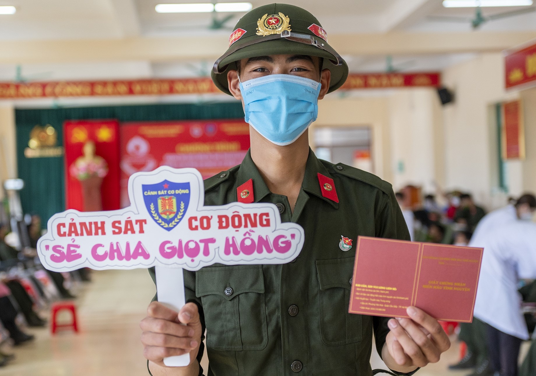 Gan 2.000 chien si CSCD tham gia hien mau hinh anh