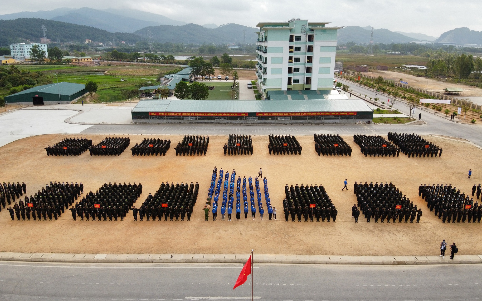 chien si CSCD Dong Bac tham gia hien mau anh 1