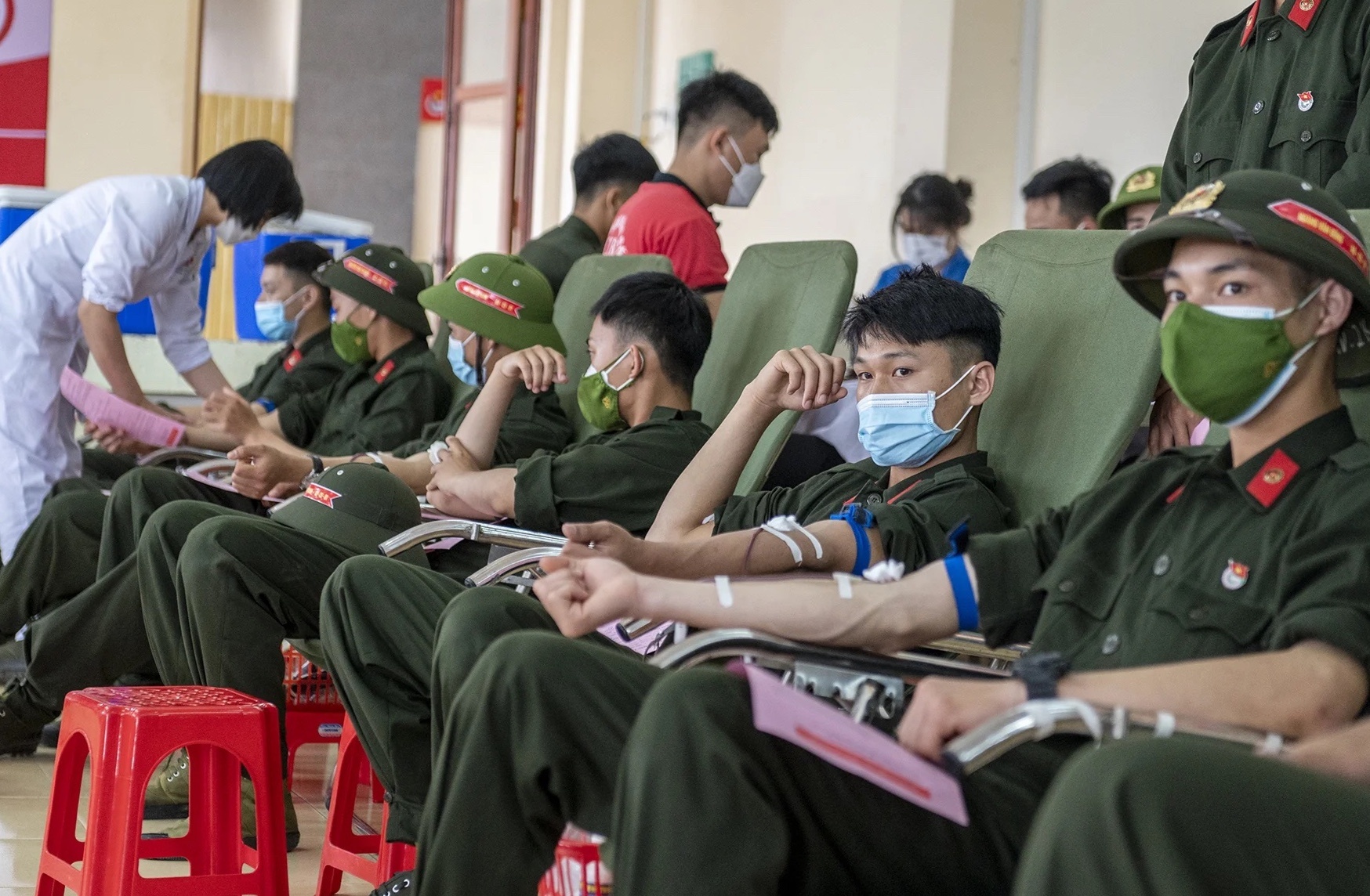 chien si CSCD Dong Bac tham gia hien mau anh 2