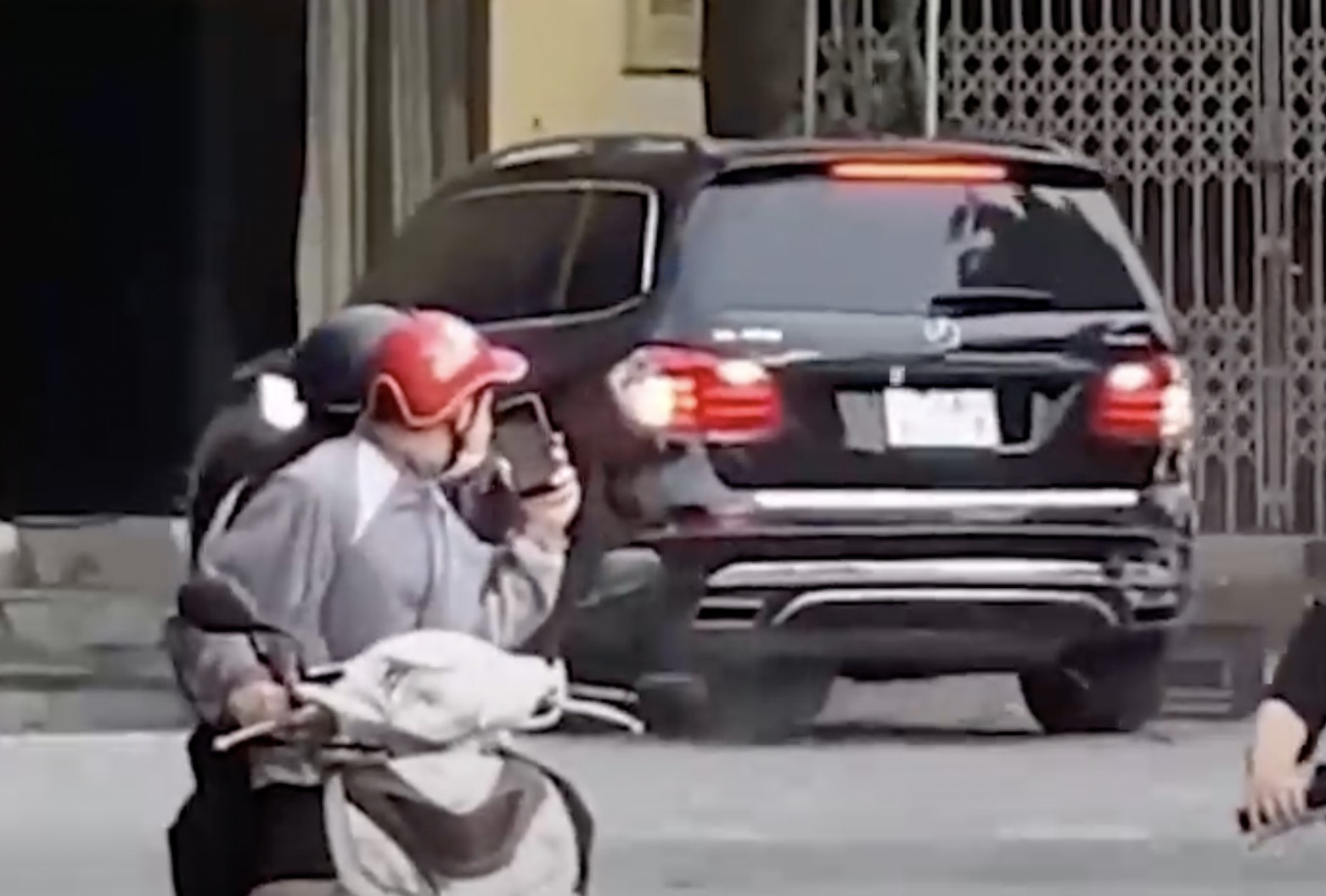 Khoi to vu tai xe Mercedes gay tai nan lien hoan hinh anh