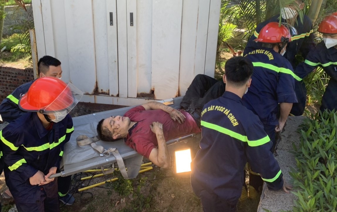 Qua trinh giai cuu cong nhan bi ngat khi duoi ho thu gom nuoc thai hinh anh