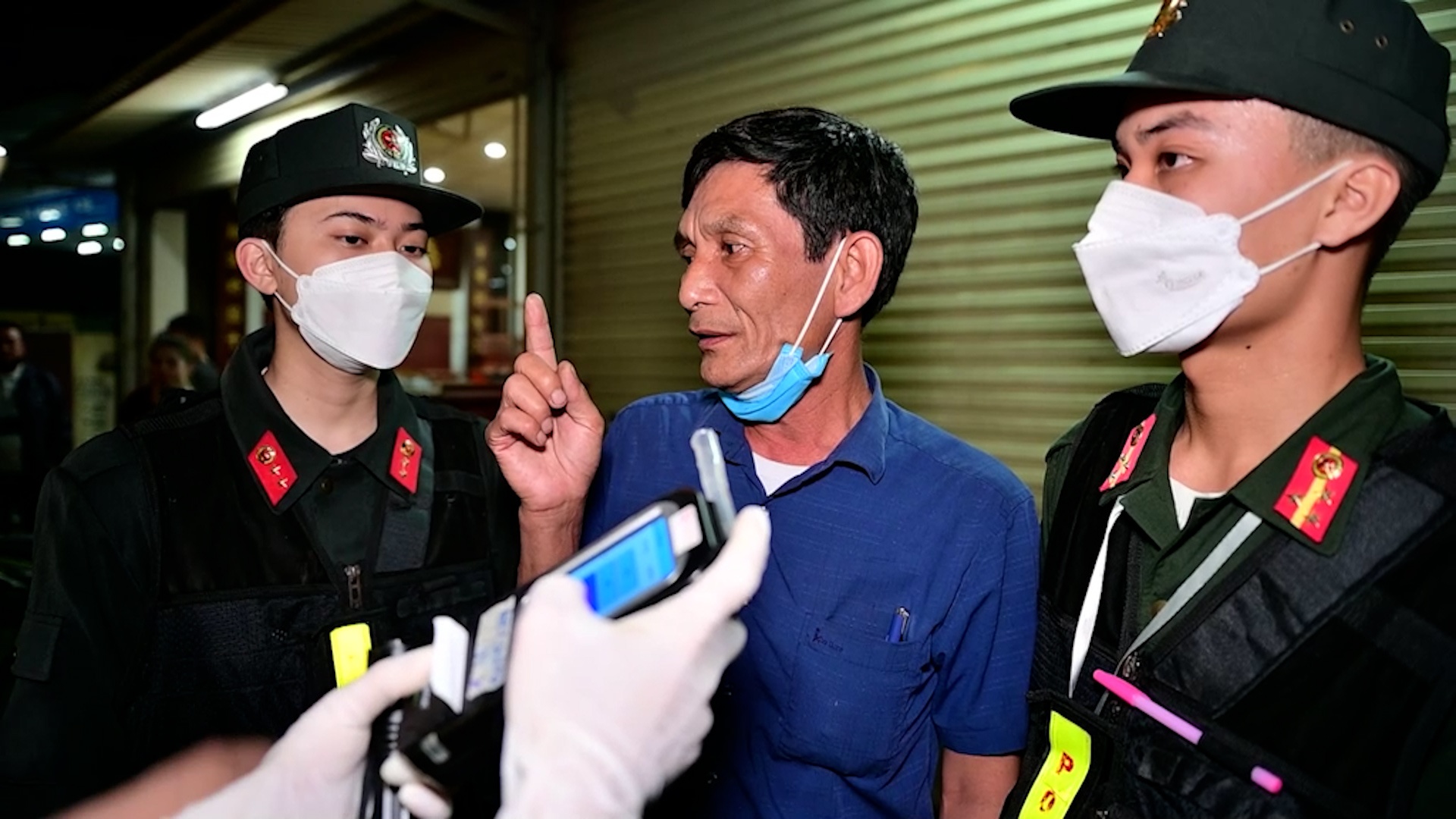 Nhieu tai xe chong doi khi CSGT kiem tra nong do con hinh anh