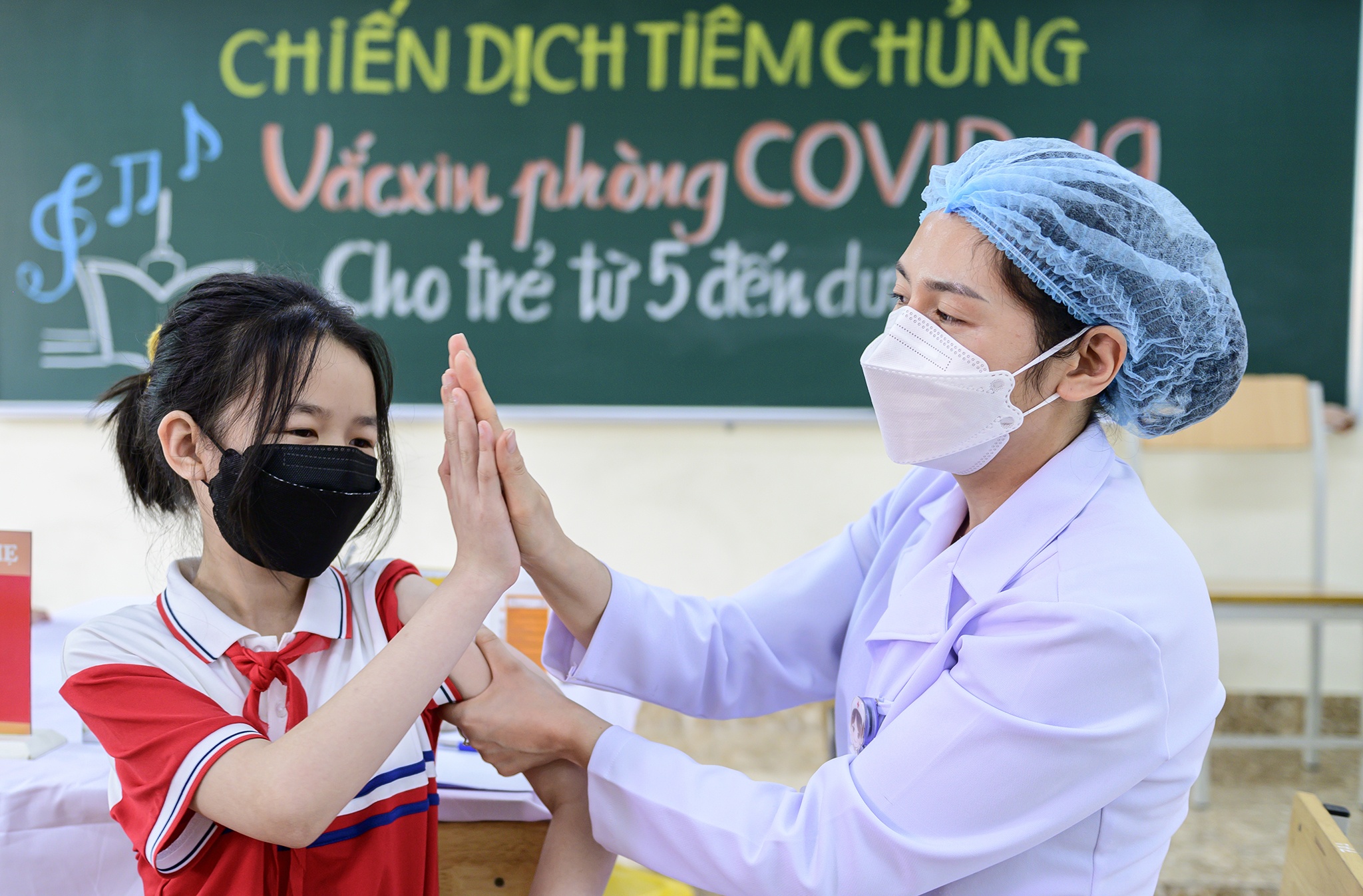 Nhung tre 5-11 tuoi dau tien duoc tiem vaccine Covid-19 hinh anh
