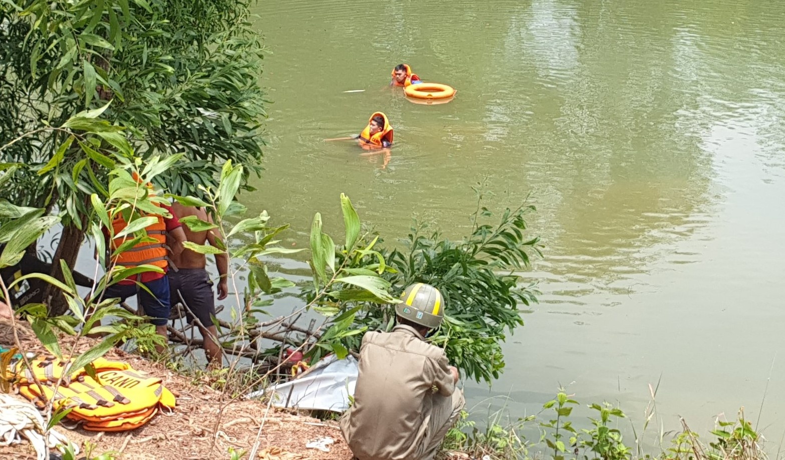 Tu vong vi nhay xuong ho boi khi dang nhau anh 1
