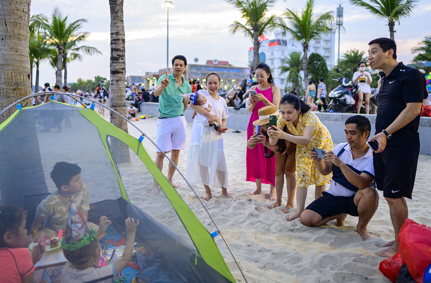 Bai bien Hon Gai chat kin nguoi, oto do day long duong hinh anh