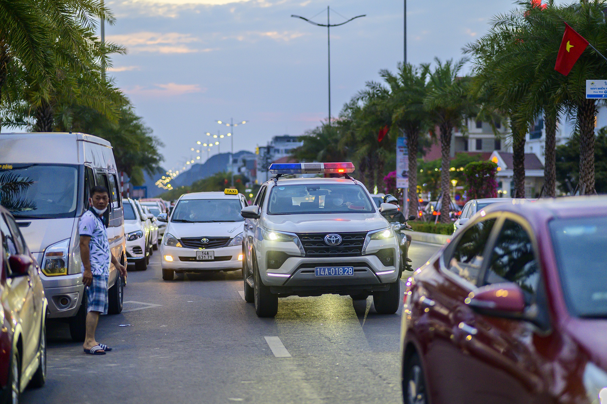 Bai tam Hon Gai,   nghi le,  Hon Gai,  Ha Long,  Quang Ninh,  nguoi dan,  tac duong,  cam do xe duoi long duong anh 9