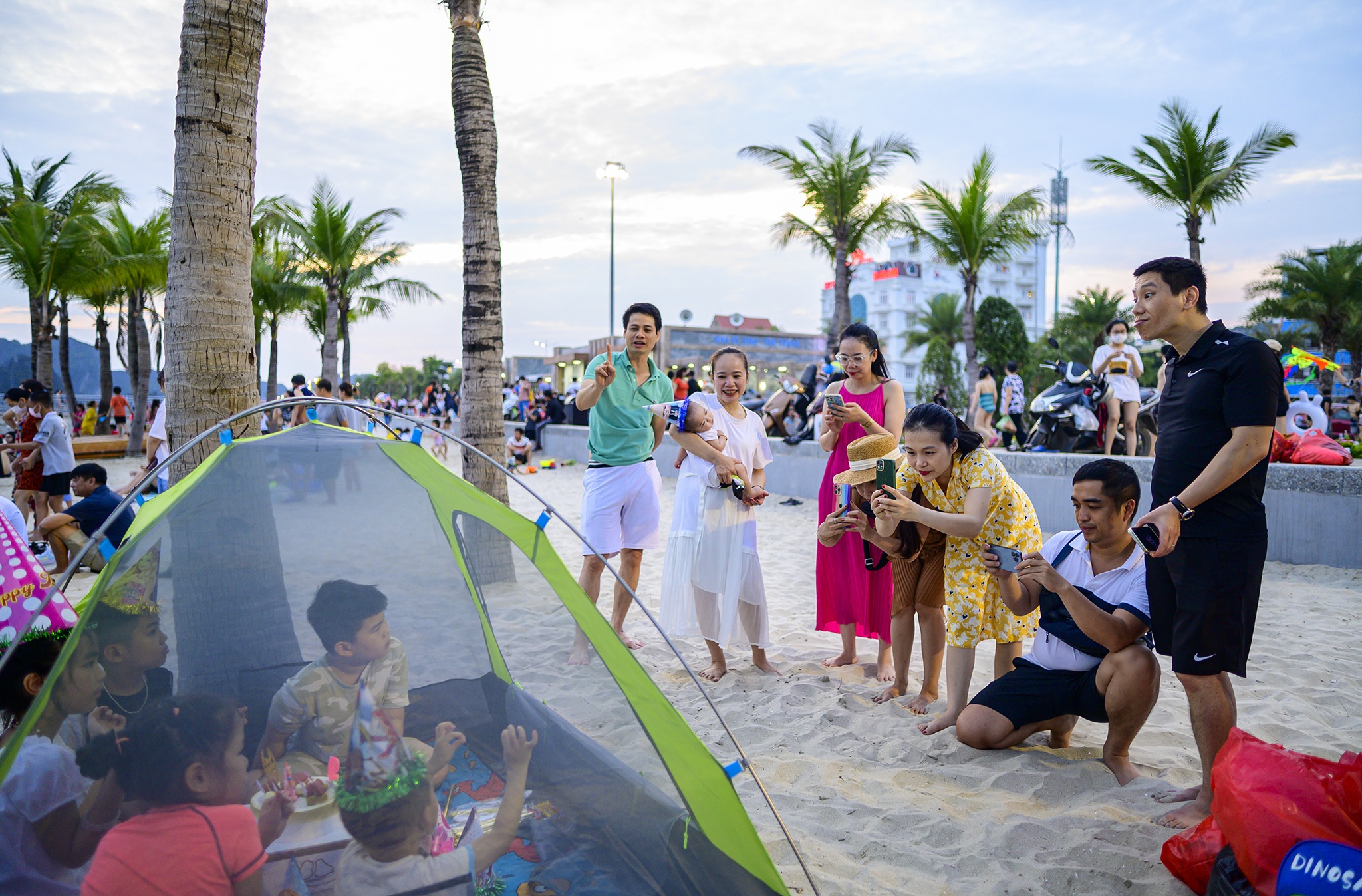 Bai tam Hon Gai,   nghi le,  Hon Gai,  Ha Long,  Quang Ninh,  nguoi dan,  tac duong,  cam do xe duoi long duong anh 4