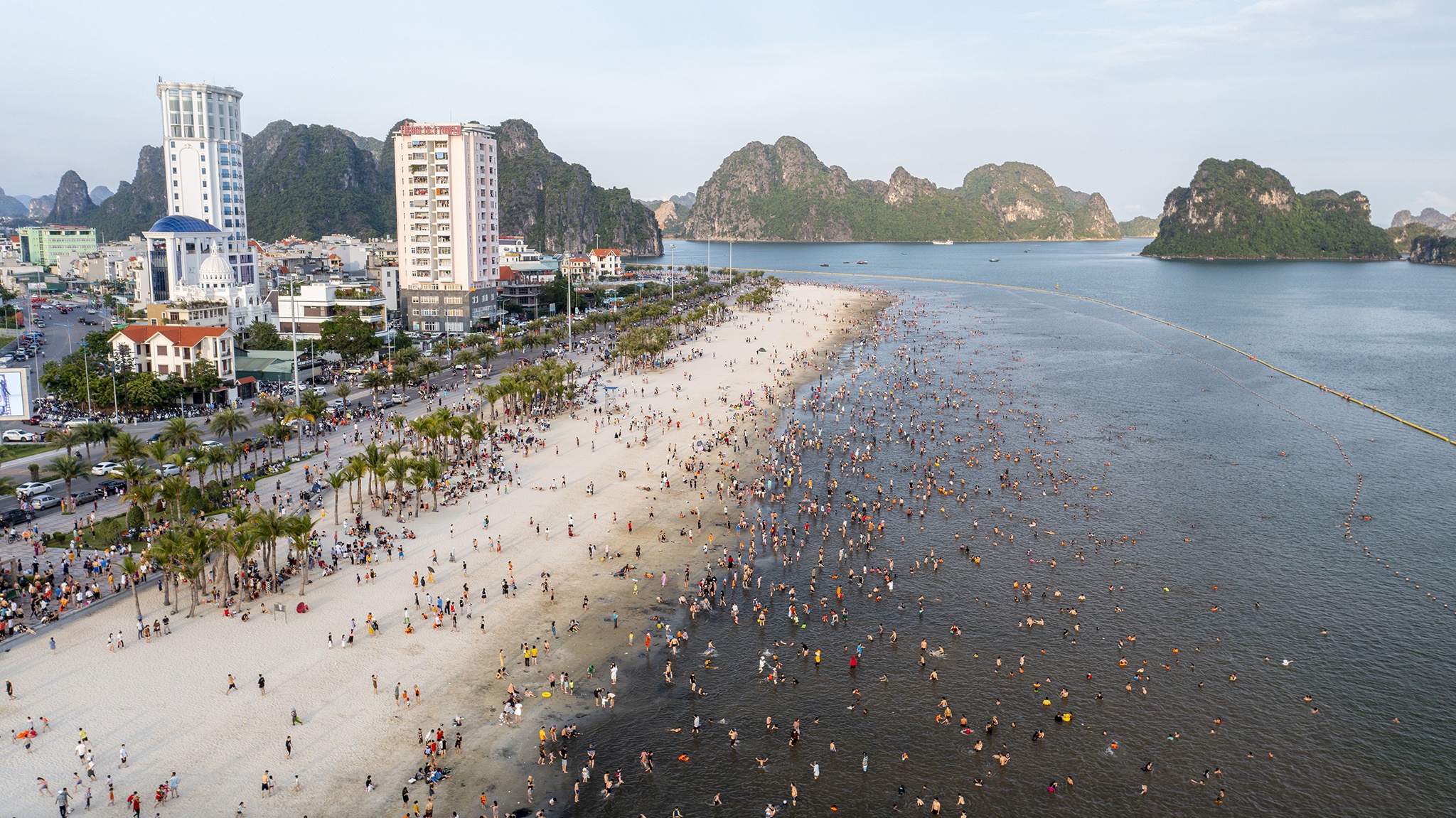 Bai tam Hon Gai,   nghi le,  Hon Gai,  Ha Long,  Quang Ninh,  nguoi dan,  tac duong,  cam do xe duoi long duong anh 6