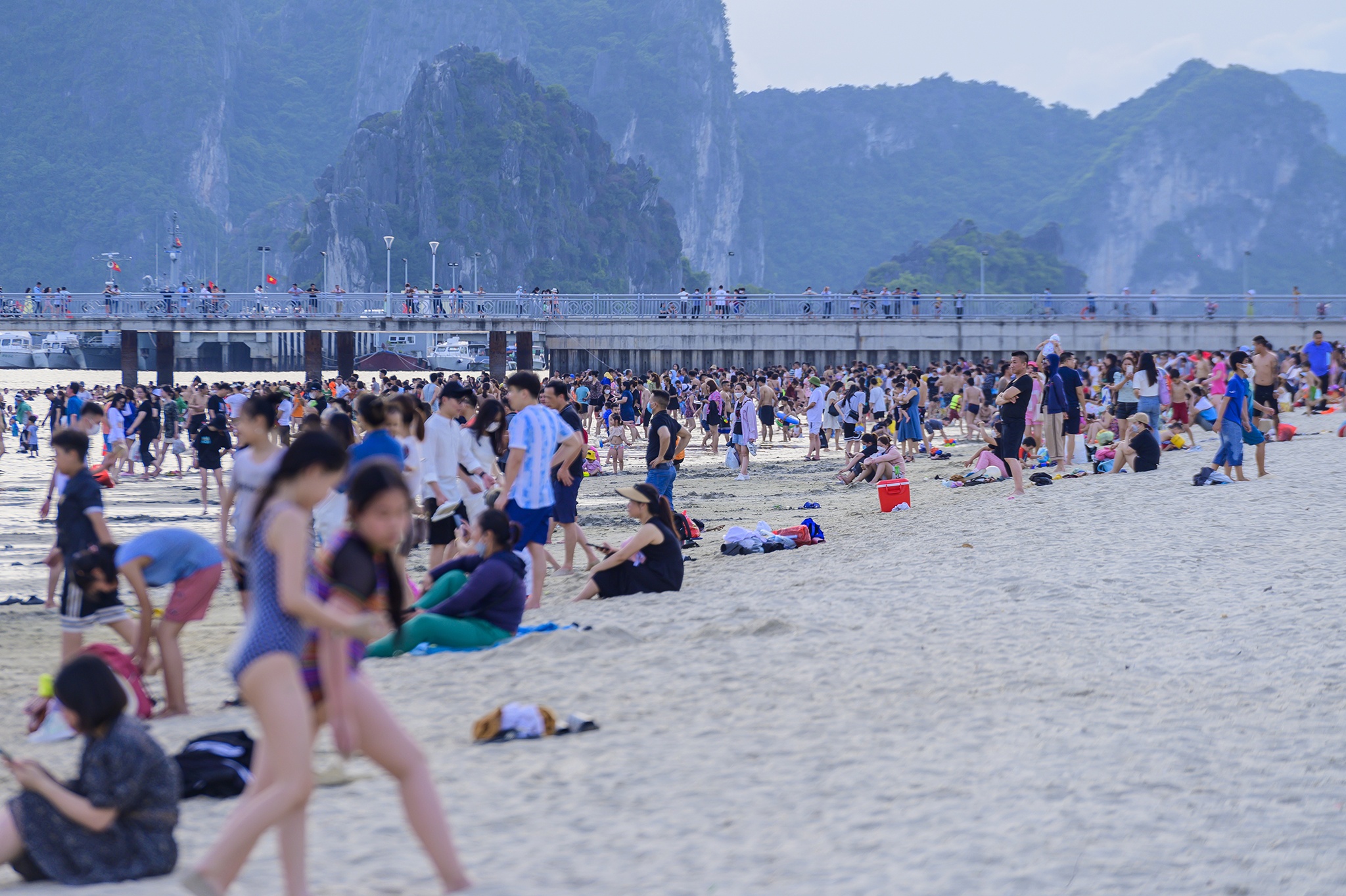 Bai tam Hon Gai,   nghi le,  Hon Gai,  Ha Long,  Quang Ninh,  nguoi dan,  tac duong,  cam do xe duoi long duong anh 1