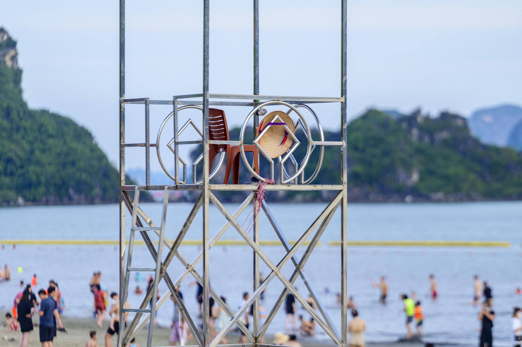 Bai tam Hon Gai,   nghi le,  Hon Gai,  Ha Long,  Quang Ninh,  nguoi dan,  tac duong,  cam do xe duoi long duong anh 7