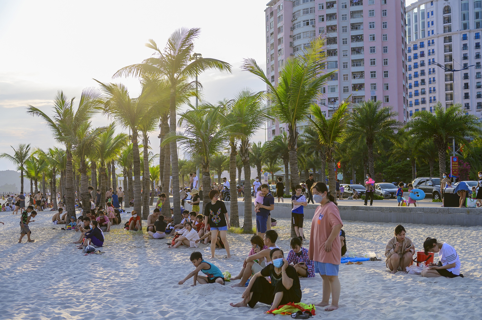 Bai tam Hon Gai,   nghi le,  Hon Gai,  Ha Long,  Quang Ninh,  nguoi dan,  tac duong,  cam do xe duoi long duong anh 2