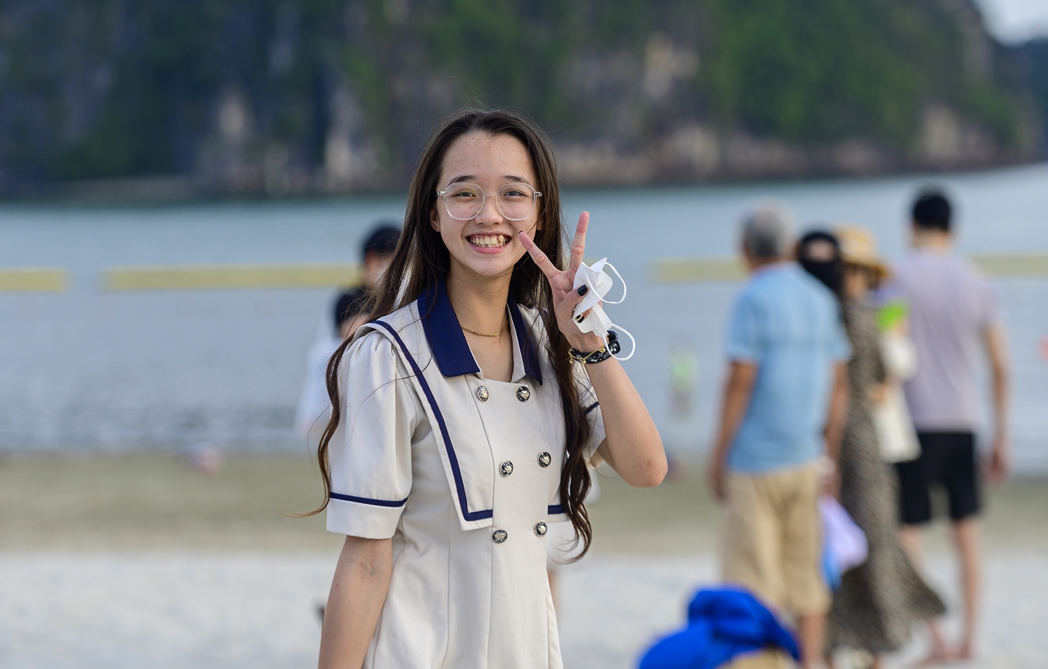 Bai tam Hon Gai,   nghi le,  Hon Gai,  Ha Long,  Quang Ninh,  nguoi dan,  tac duong,  cam do xe duoi long duong anh 3