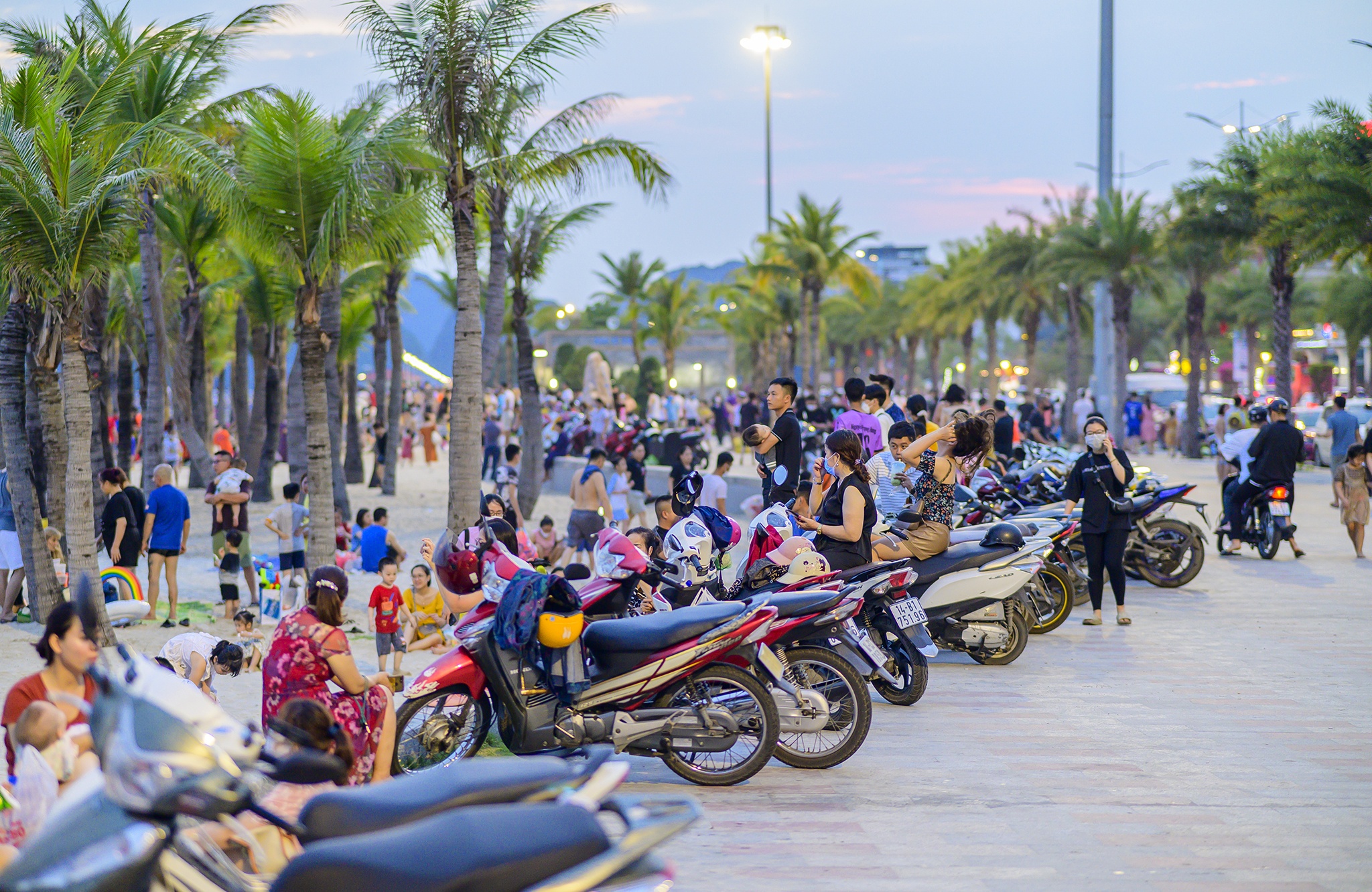 Bai tam Hon Gai,   nghi le,  Hon Gai,  Ha Long,  Quang Ninh,  nguoi dan,  tac duong,  cam do xe duoi long duong anh 10