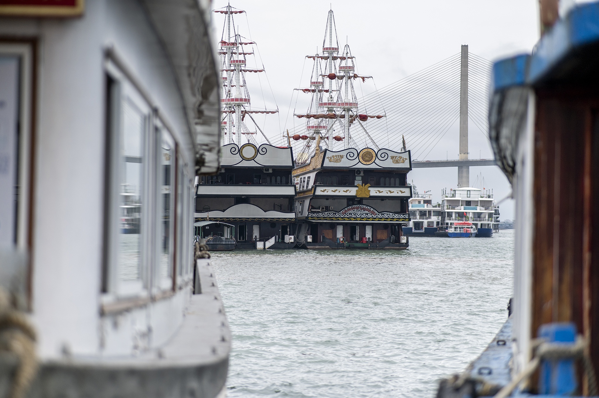 Dung cap phep tau tham quan vinh Ha Long hinh anh