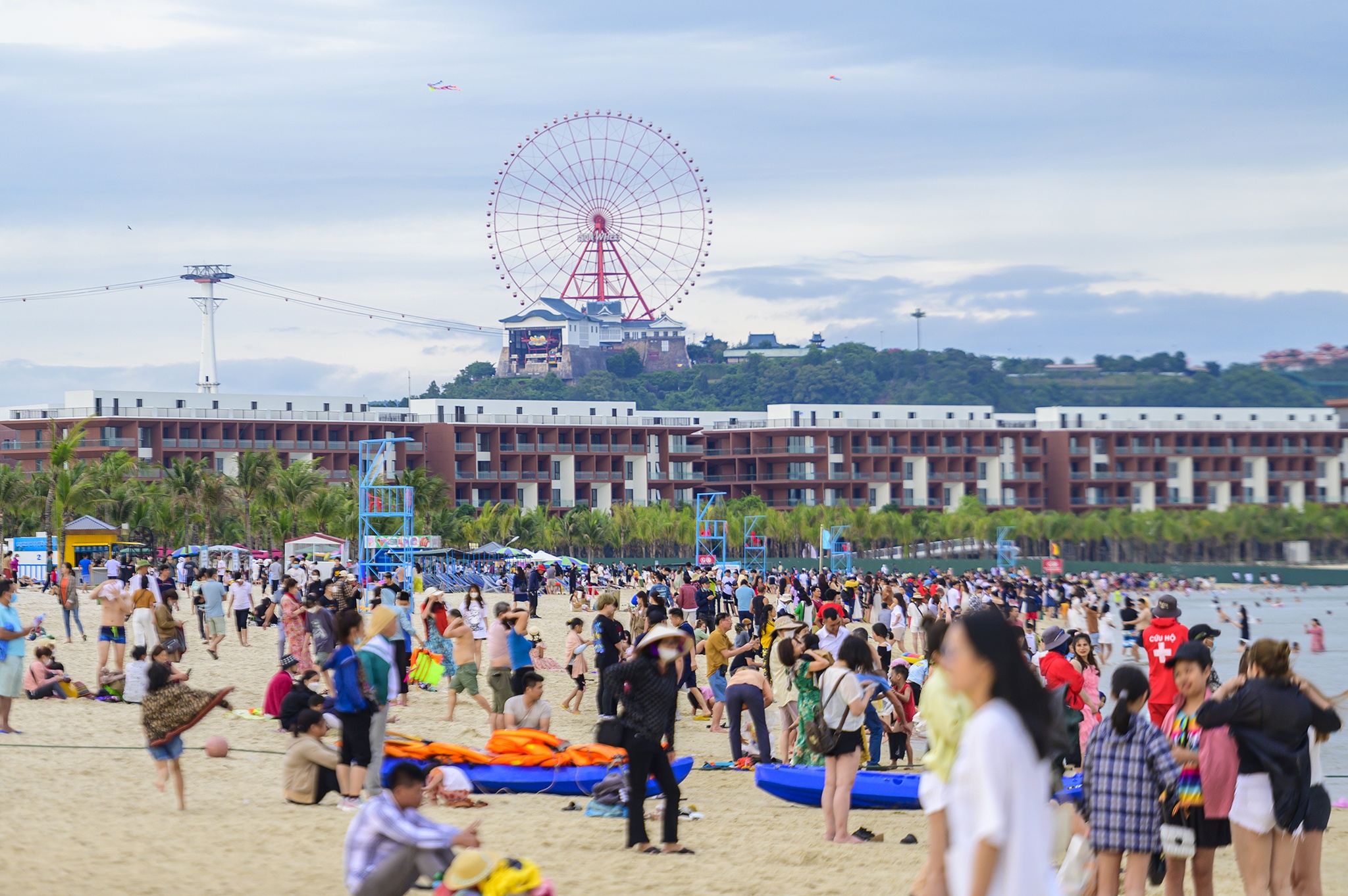 Bien Bai Chay dong duc trong gio lanh hinh anh