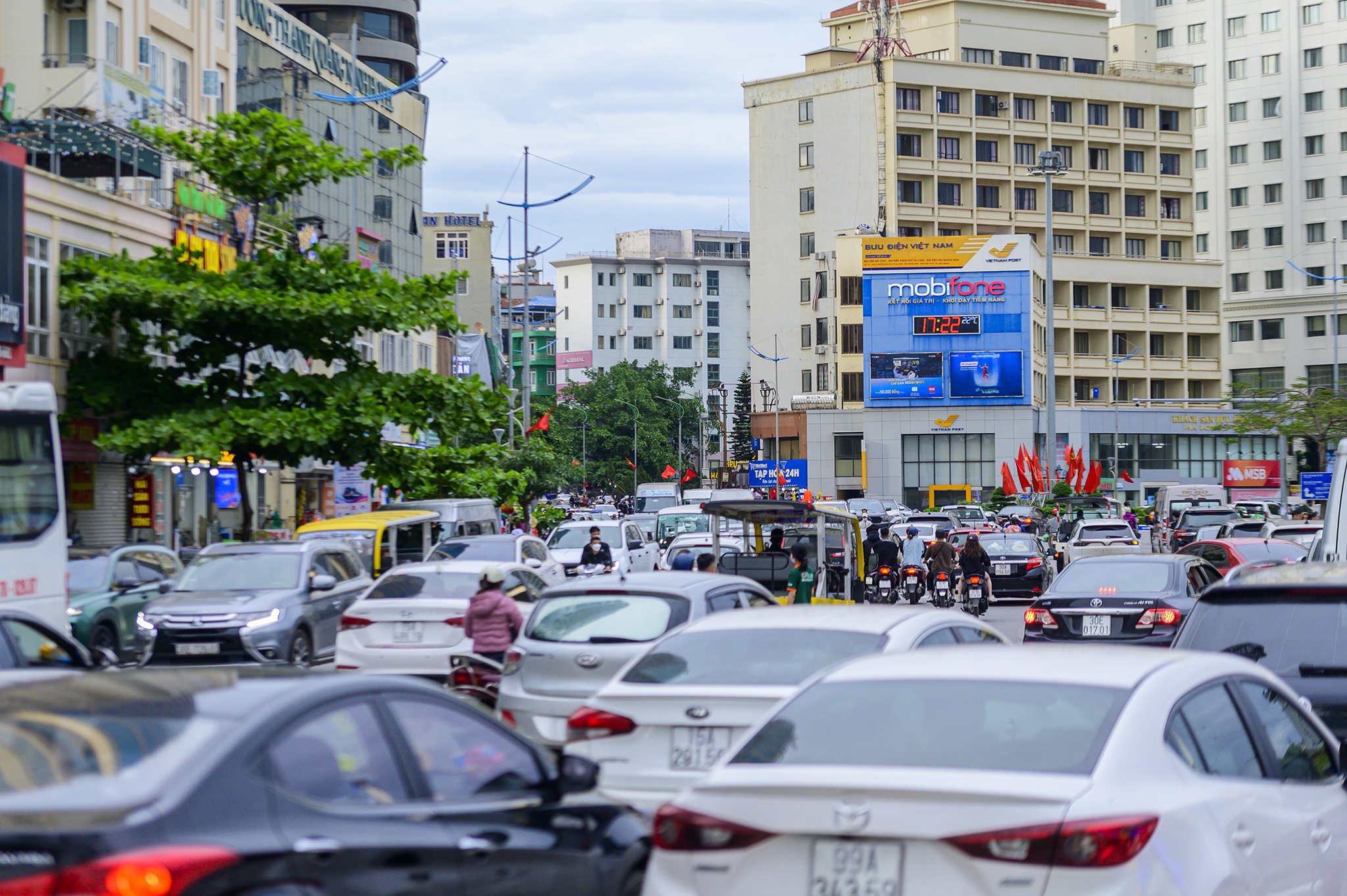 tac duong,  un tac,  Quang Ninh,  Ha Long,  bien cam do,  duong Tran Quoc Nghien,  khu du lich Bai Chay,  Bai Chay,  bai bien anh 8