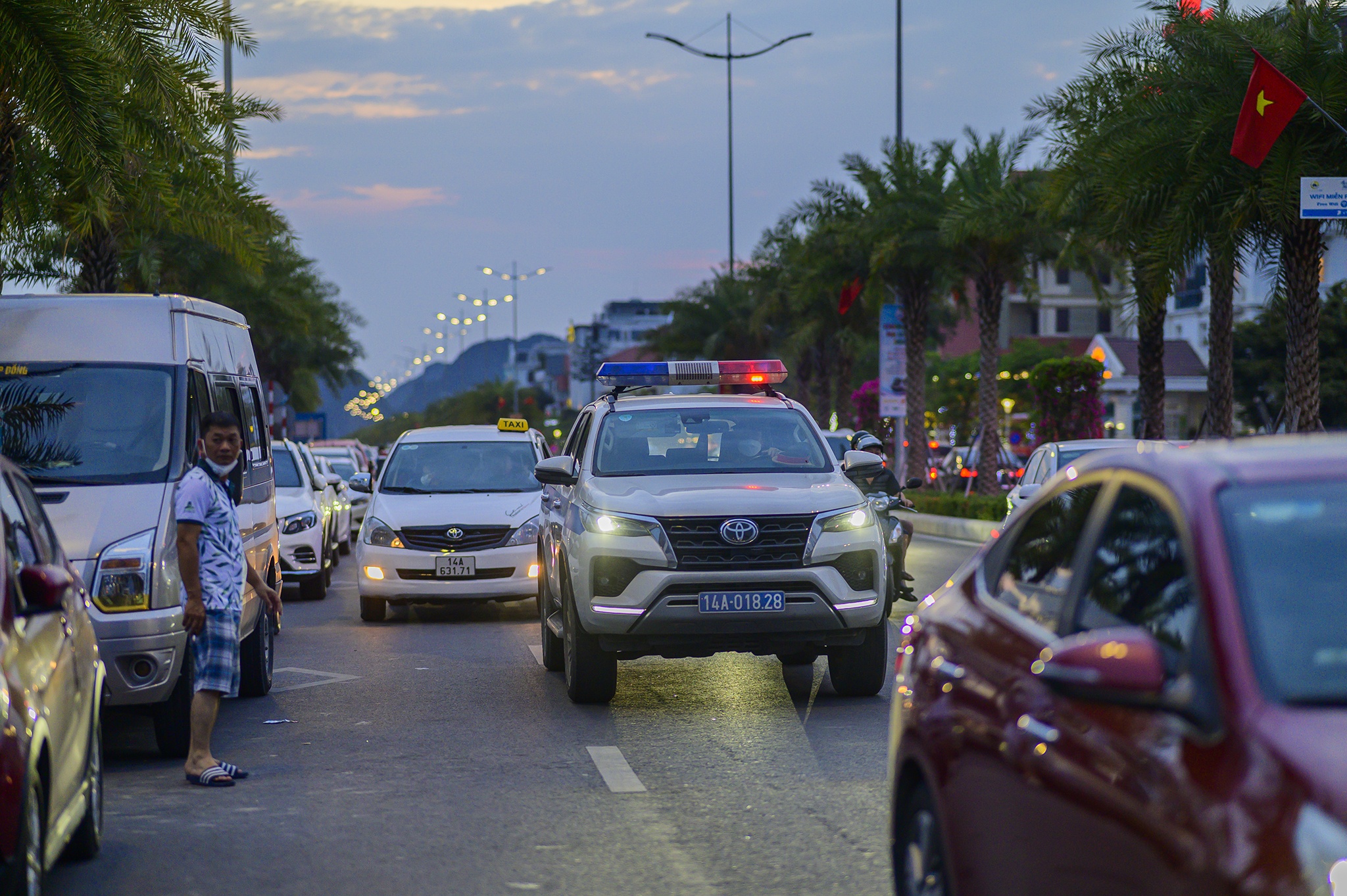 tac duong,  un tac,  Quang Ninh,  Ha Long,  bien cam do,  duong Tran Quoc Nghien,  khu du lich Bai Chay,  Bai Chay,  bai bien anh 7