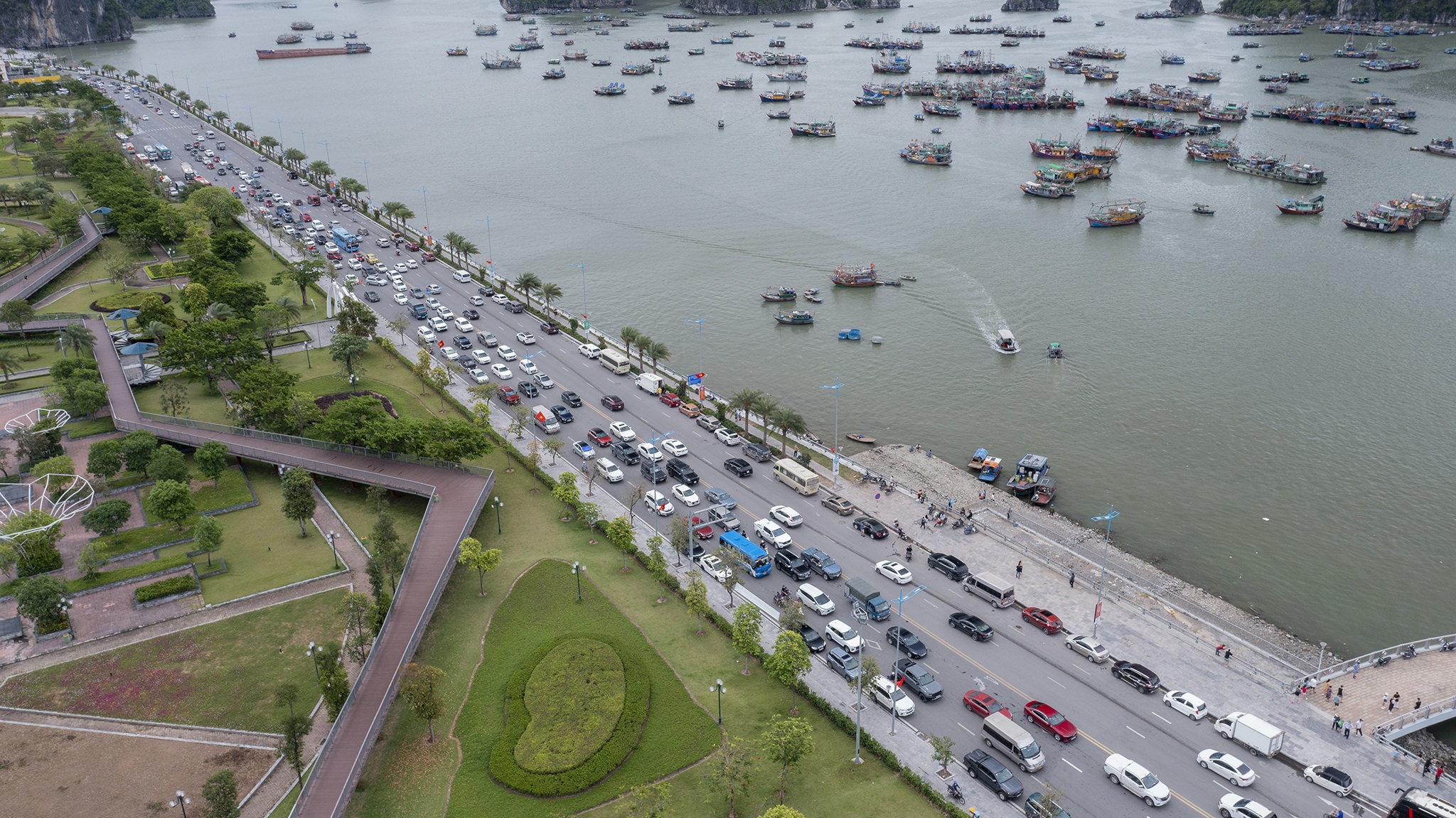 tac duong,  un tac,  Quang Ninh,  Ha Long,  bien cam do,  duong Tran Quoc Nghien,  khu du lich Bai Chay,  Bai Chay,  bai bien anh 2