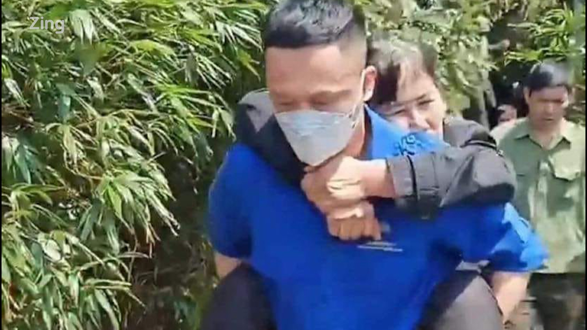 Nguoi phu nu roi xuong vuc 7 ngay o Yen Tu: Boi rac tim nuoc uong hinh anh