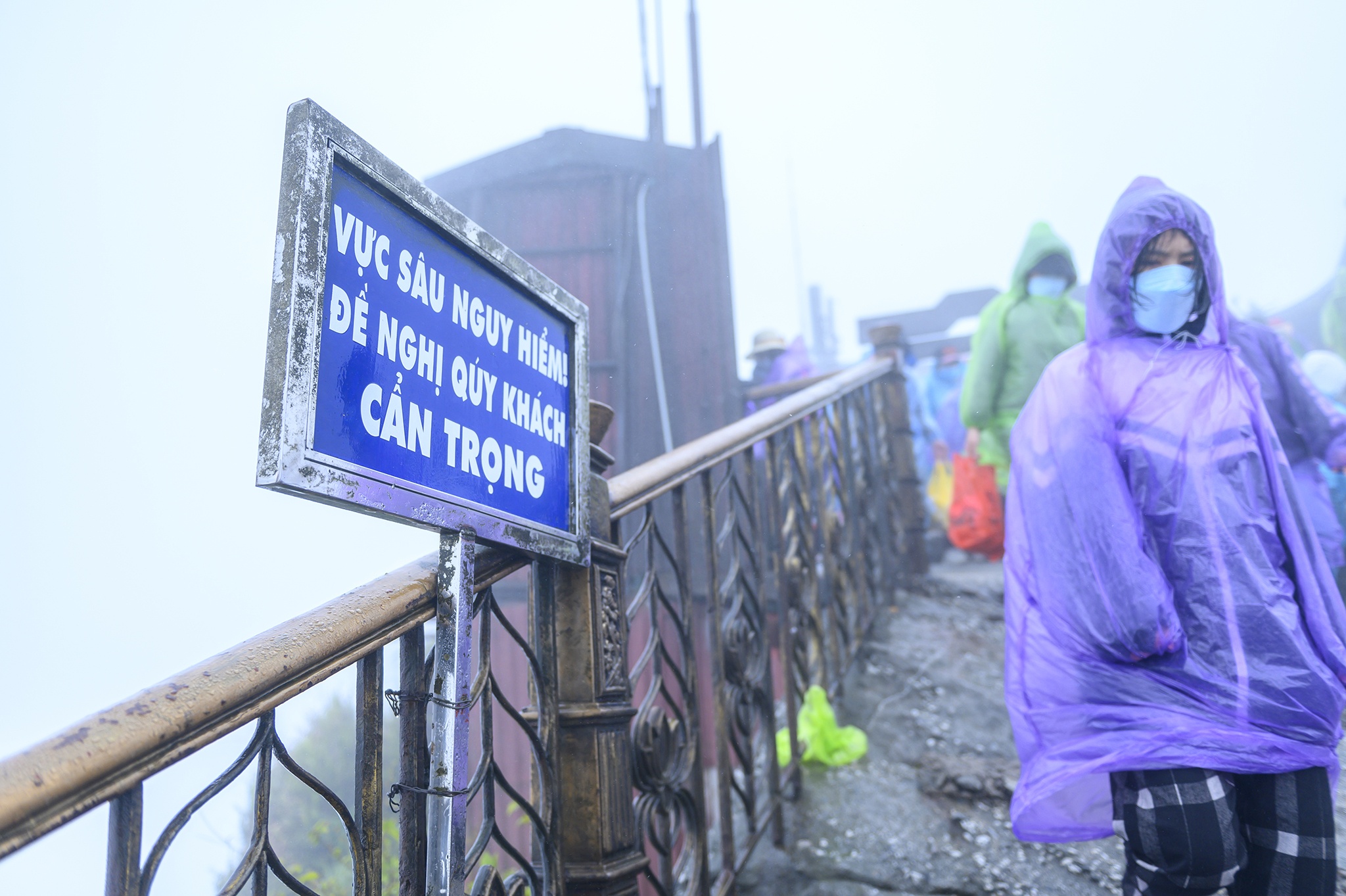 Giay phut sinh tu cua nguoi phu nu roi xuong vuc o Yen Tu anh 3
