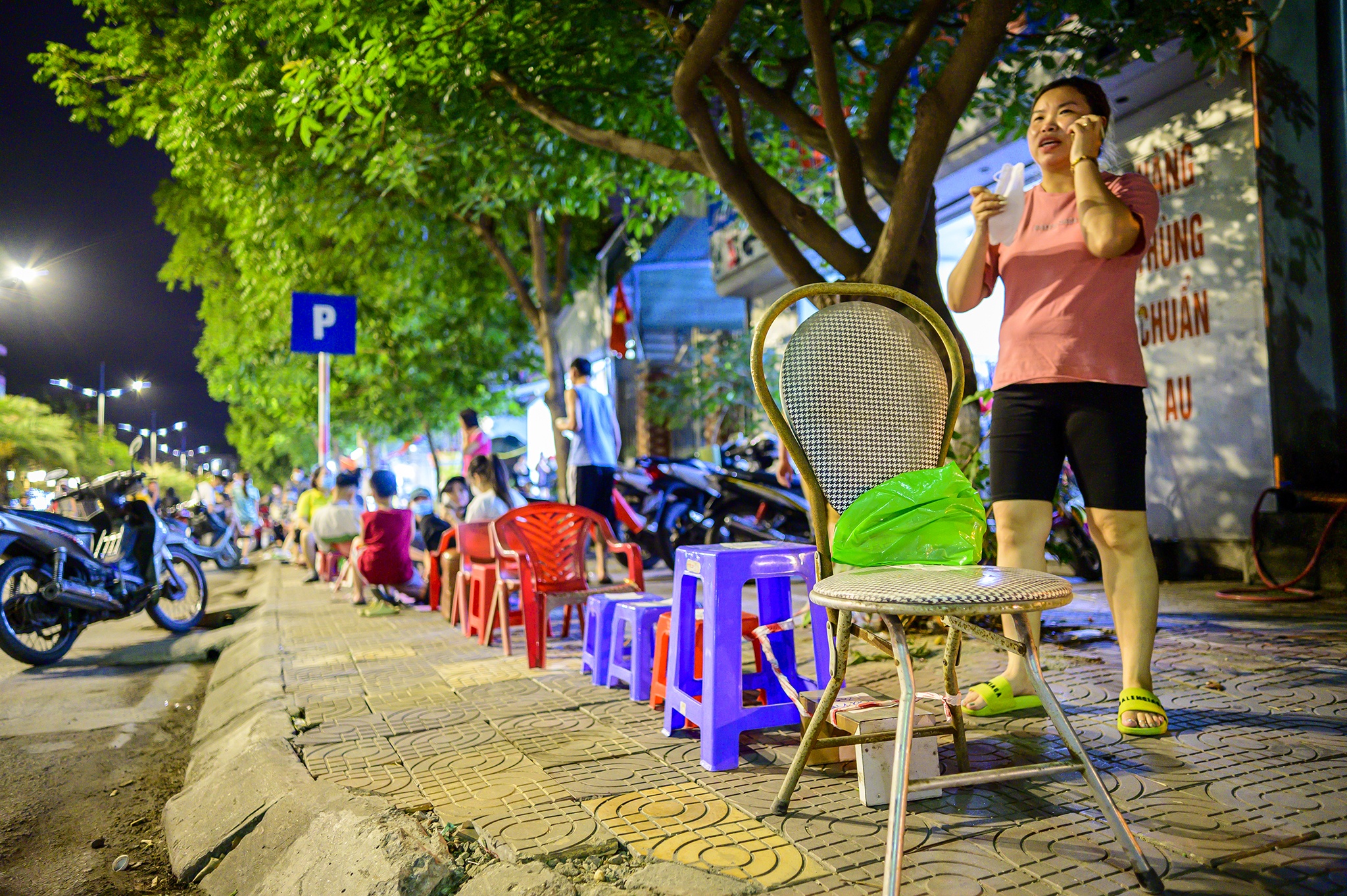 Canh xep ghe giu cho cho nhan ve xem chung ket bong da nu hinh anh