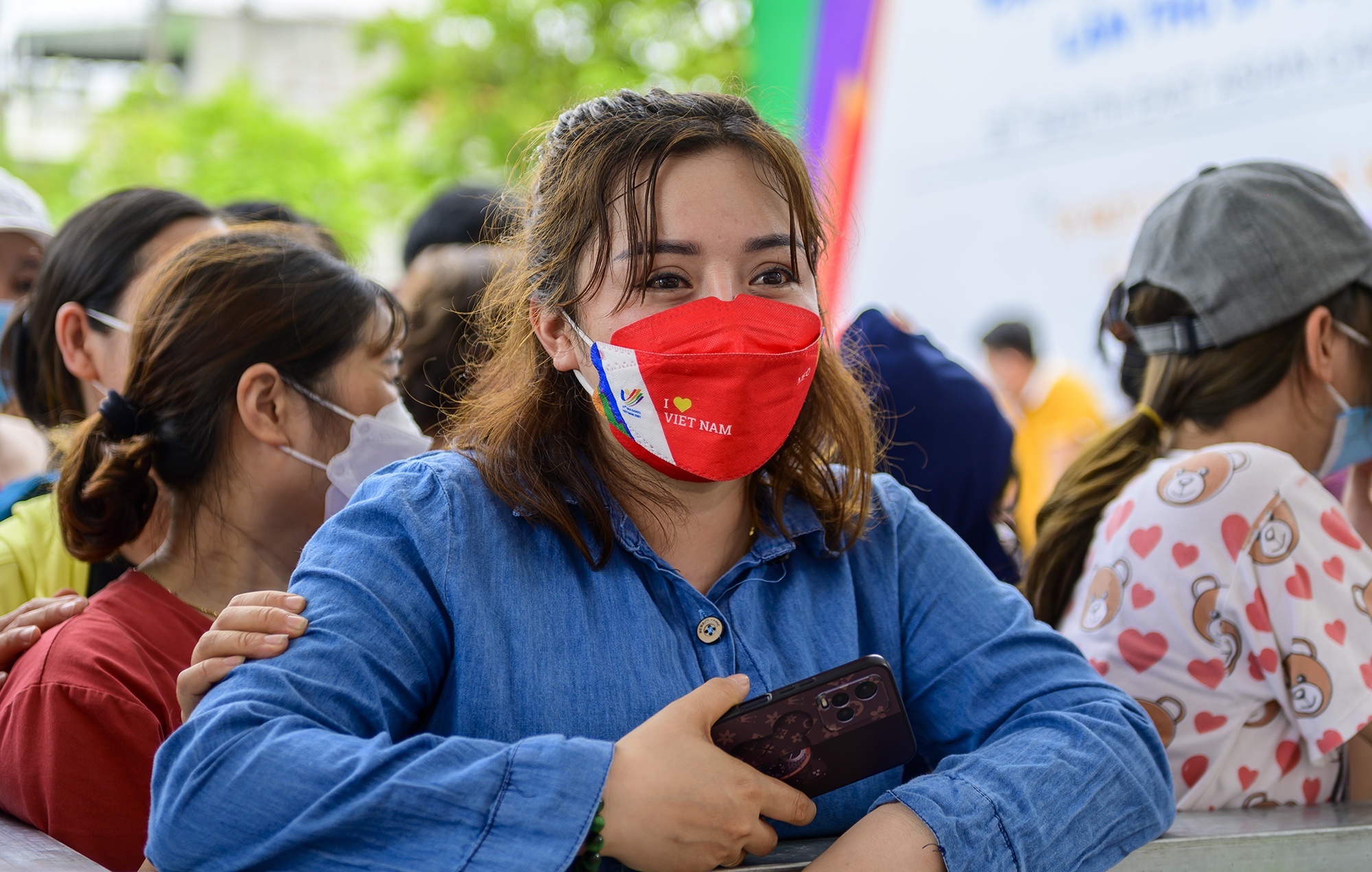 Nguoi ham mo xep hang xuyen dem cho nhan ve xem chung ket bong da nu hinh anh