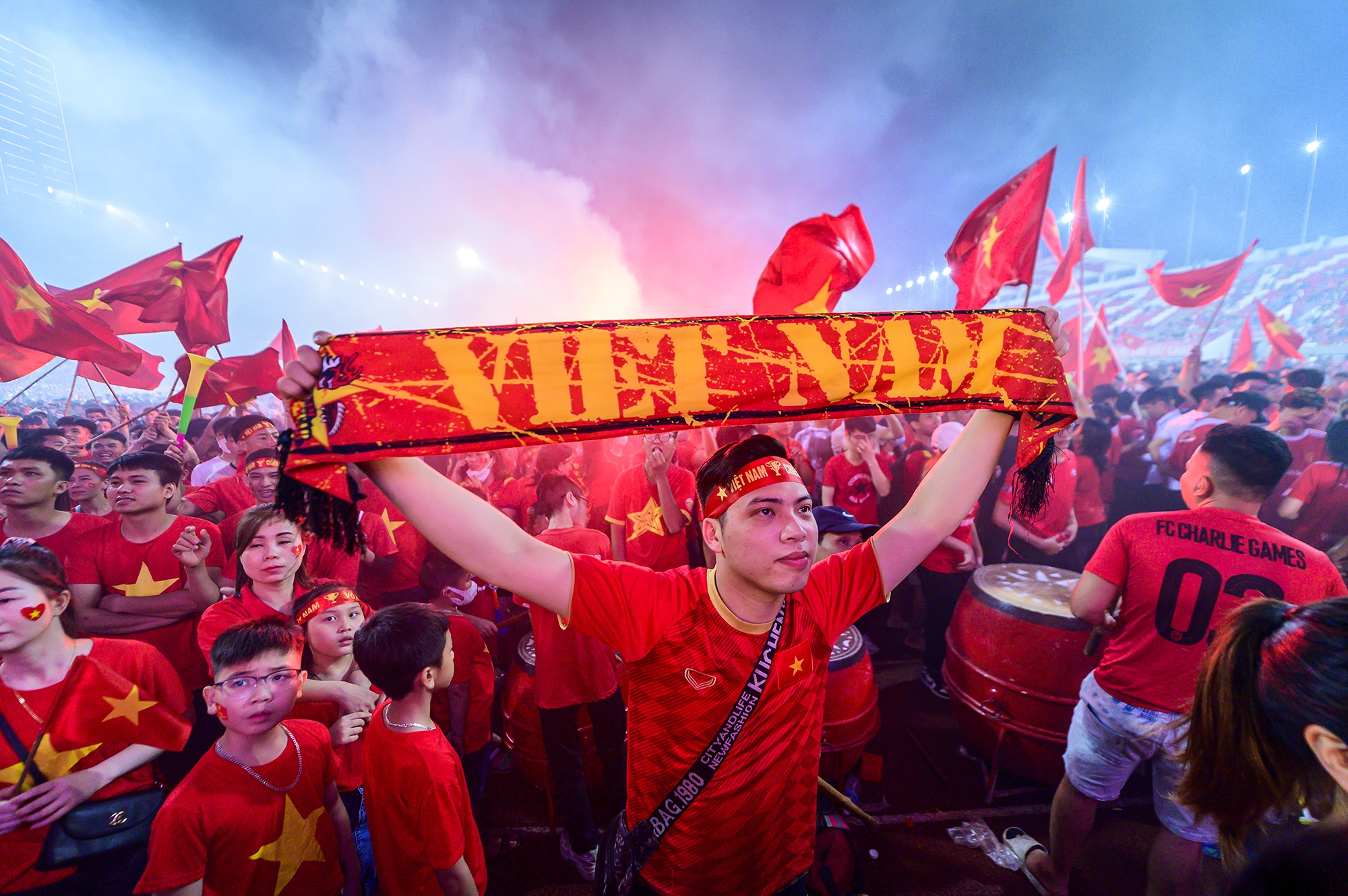 Phao sang do ruc troi giay phut Manh Dung ghi ban hinh anh