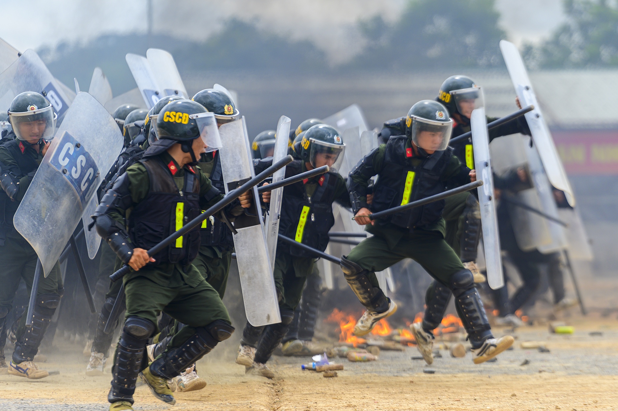 Tan binh CSCD dien tap chong khung bo hinh anh