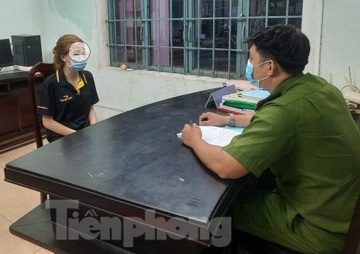Co gai bi danh hoi dong vi ke chuyen mat tien khi ve que hinh anh