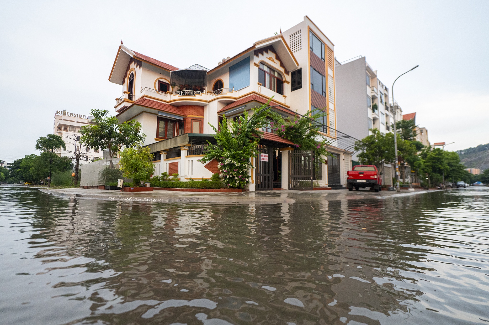 Dan Ha Long loi nuoc, song kho so giua khu do thi hien dai hinh anh