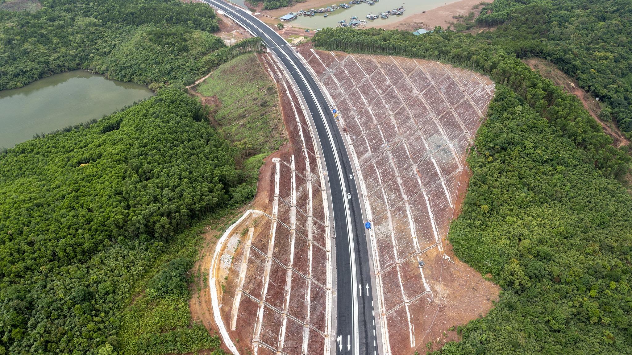 Cao toc Van Don - Tien Yen tri gia gan 4.000 ty anh 2