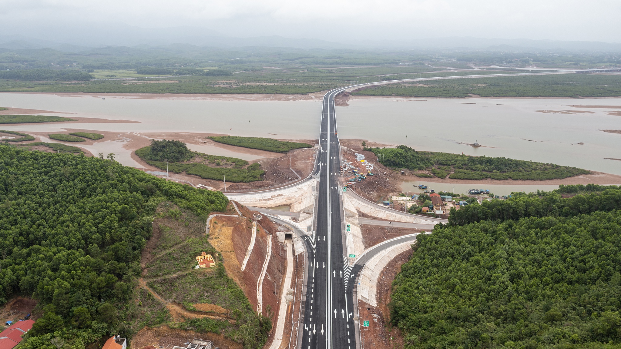 Cao toc Van Don - Tien Yen tri gia gan 4.000 ty anh 1