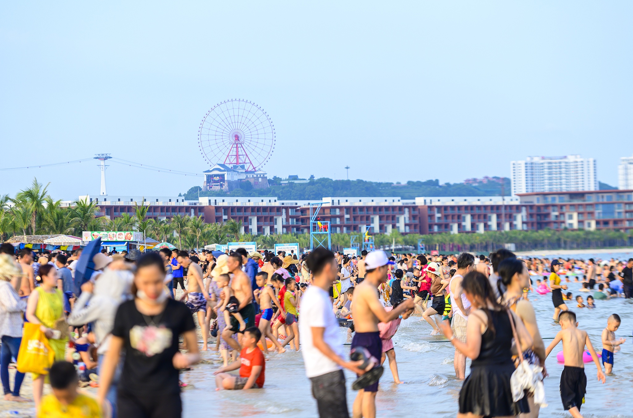 Bai bien Ha Long dong nghit nguoi den tam bien anh 1