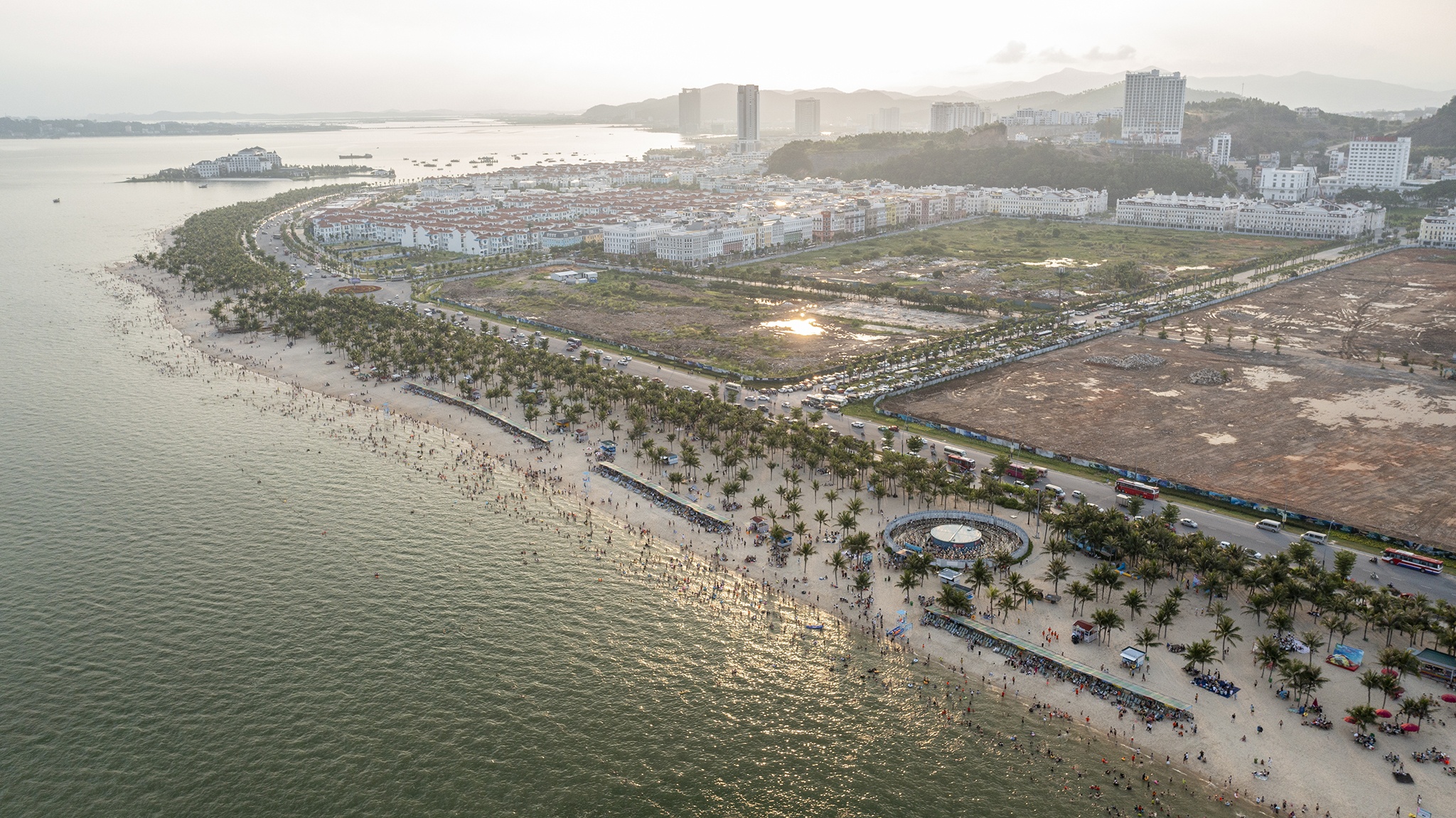 Bai bien Ha Long dong nghit nguoi den tam bien anh 13