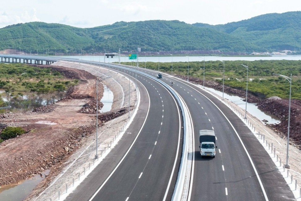 Toan canh tuyen cao toc  3.600 ty dong, duoc phu 4 lop be tong nhua hinh anh