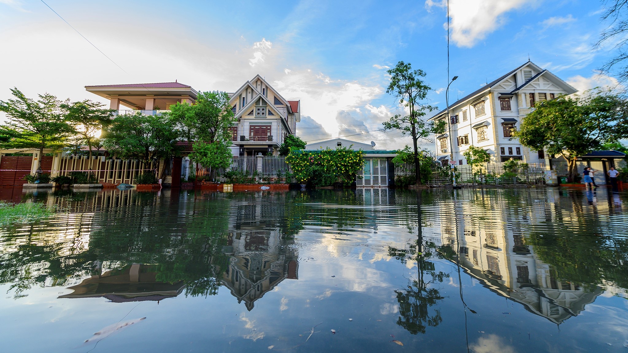 Hang loat biet thu bi nuoc bien bao vay o Ha Long hinh anh